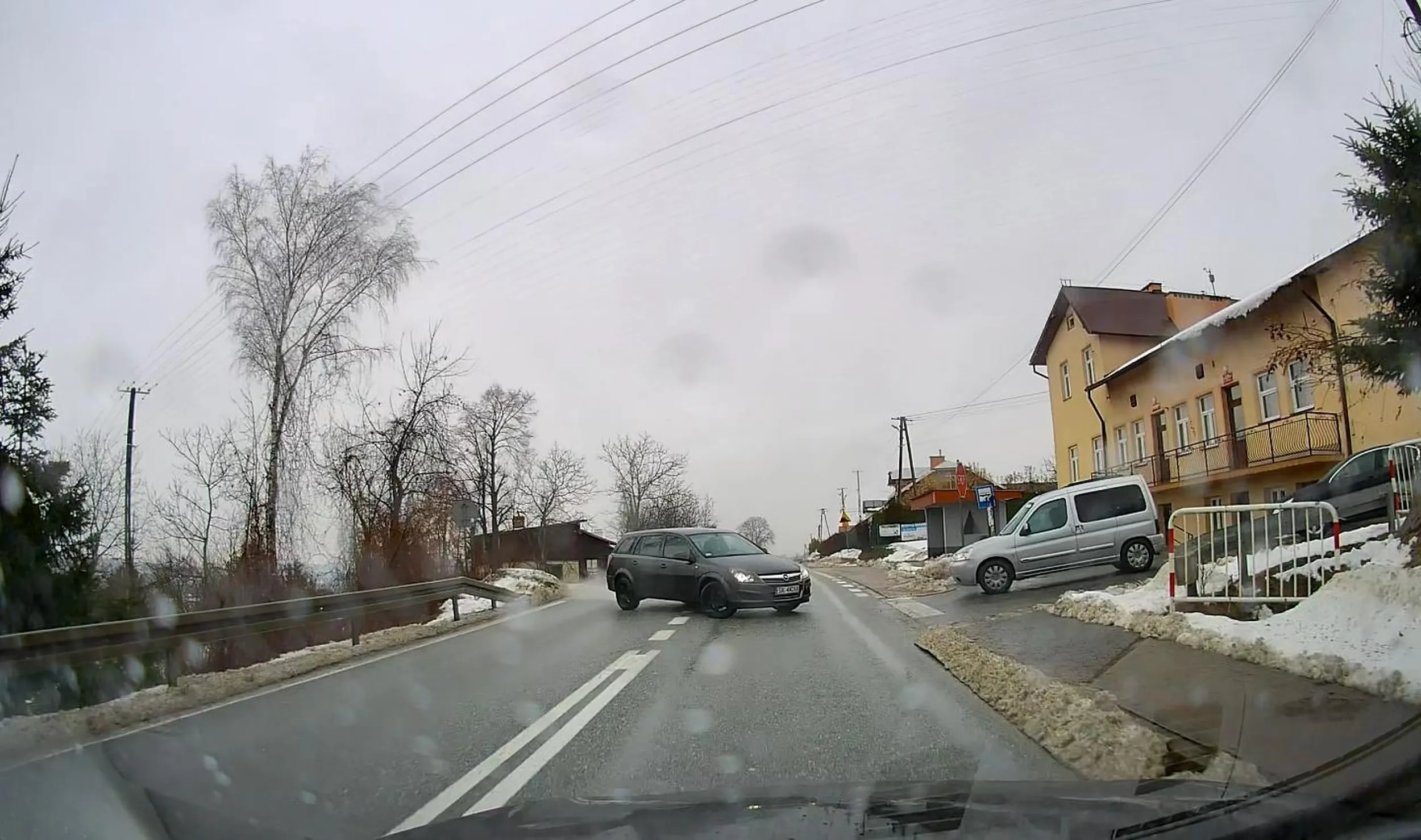 Ty dęty bucu i cymbale, PJ wyciągnąłeś z laysów? Brakło milimetrów, żeby były uszkodzone łącznie 4 auta i z pewnością nasze zdrowie.