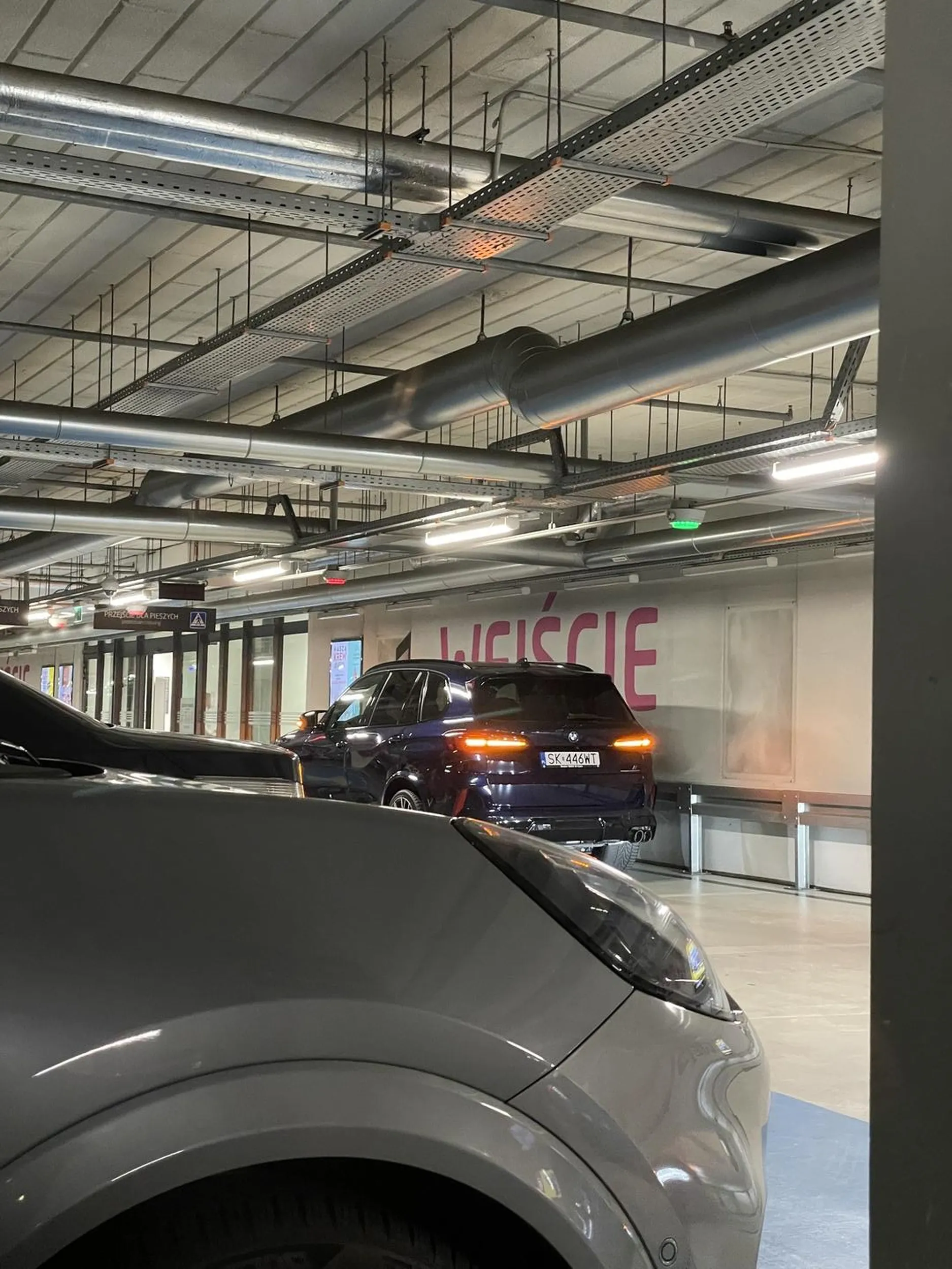 Kierowca nie korzysta z wyznaczonych miejsc parkingowych w galerii handlowej. Zaparkował na jezdni oraz włączył światła awaryjne i poszedł do galerii utrudniając, swoim postępowaniem, wyjazd innym kierowcom ze swoich miejsc parkingowych oraz utrudnił poruszanie się po galerii.