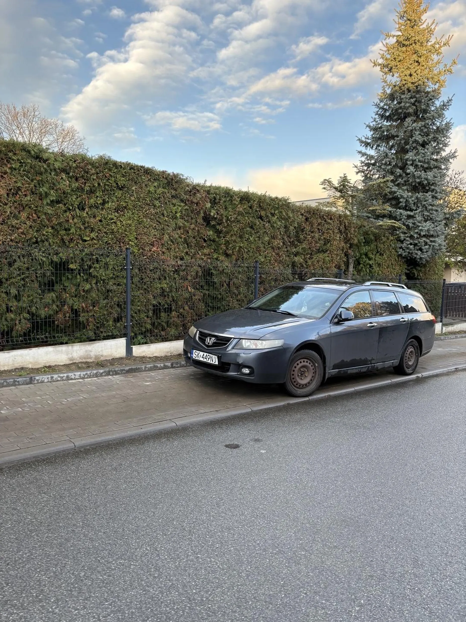 Staje na chodniku blokując całe przejscie