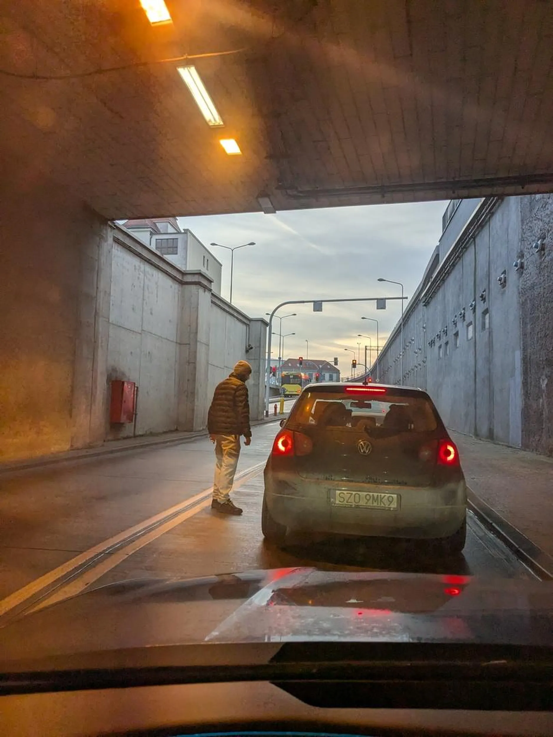 Cham i burak, dwukrotnie wymusił pierwszeństwo, a następnie na światłach wysiadł, podszedł do poprawnie jadącego kierowcy, uderzał ku w szybę, napluł i pokazał środkowy palec. Typowy agresor drogowy.