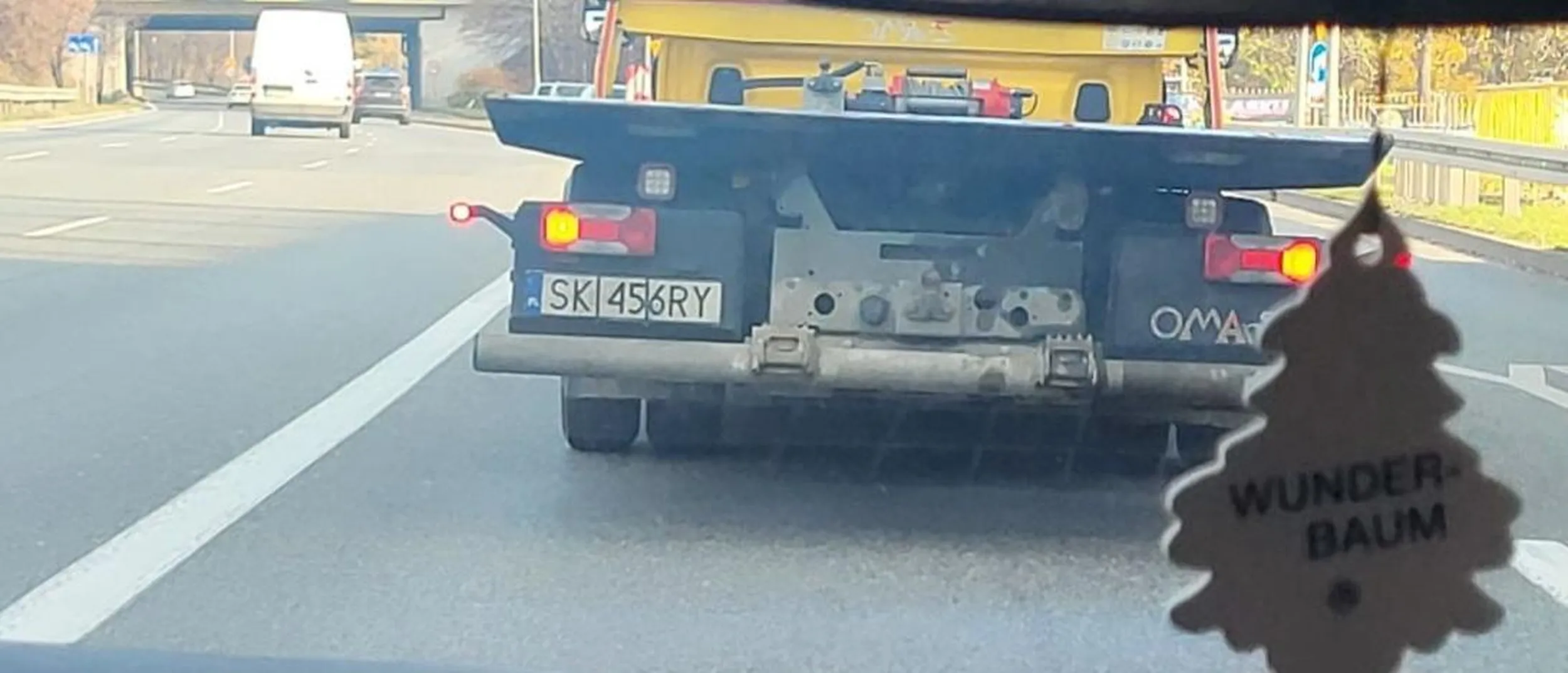Kierowca lawety jest agresywny, zajeżdża drogę i stwarza niebezpieczeństwo. Jadąc przepisowe 100km/h siedzi na tyłku i robi dyskotekę, mimo ze na prawym jadą wolniejsze samochody i nie ma przestrzeni do zjechania.