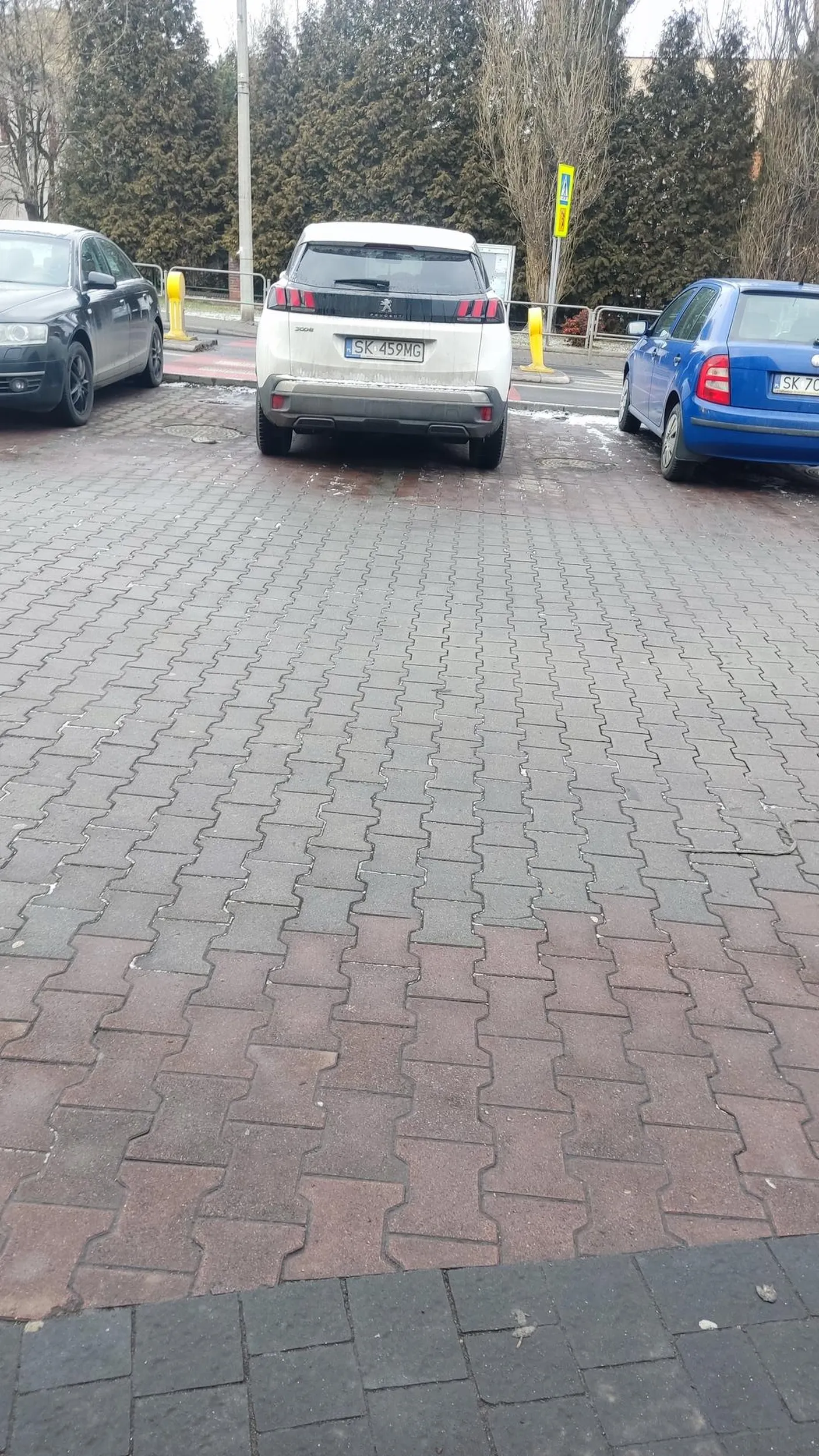 Po co zajmować normalnie jak można zająć 2 miejsca. Po zwróceniu uwagi że ciężko z miejscem pod miejscową biedronką padł odzew "to jak nie mają miejsca to niech parkują gdzie indziej"