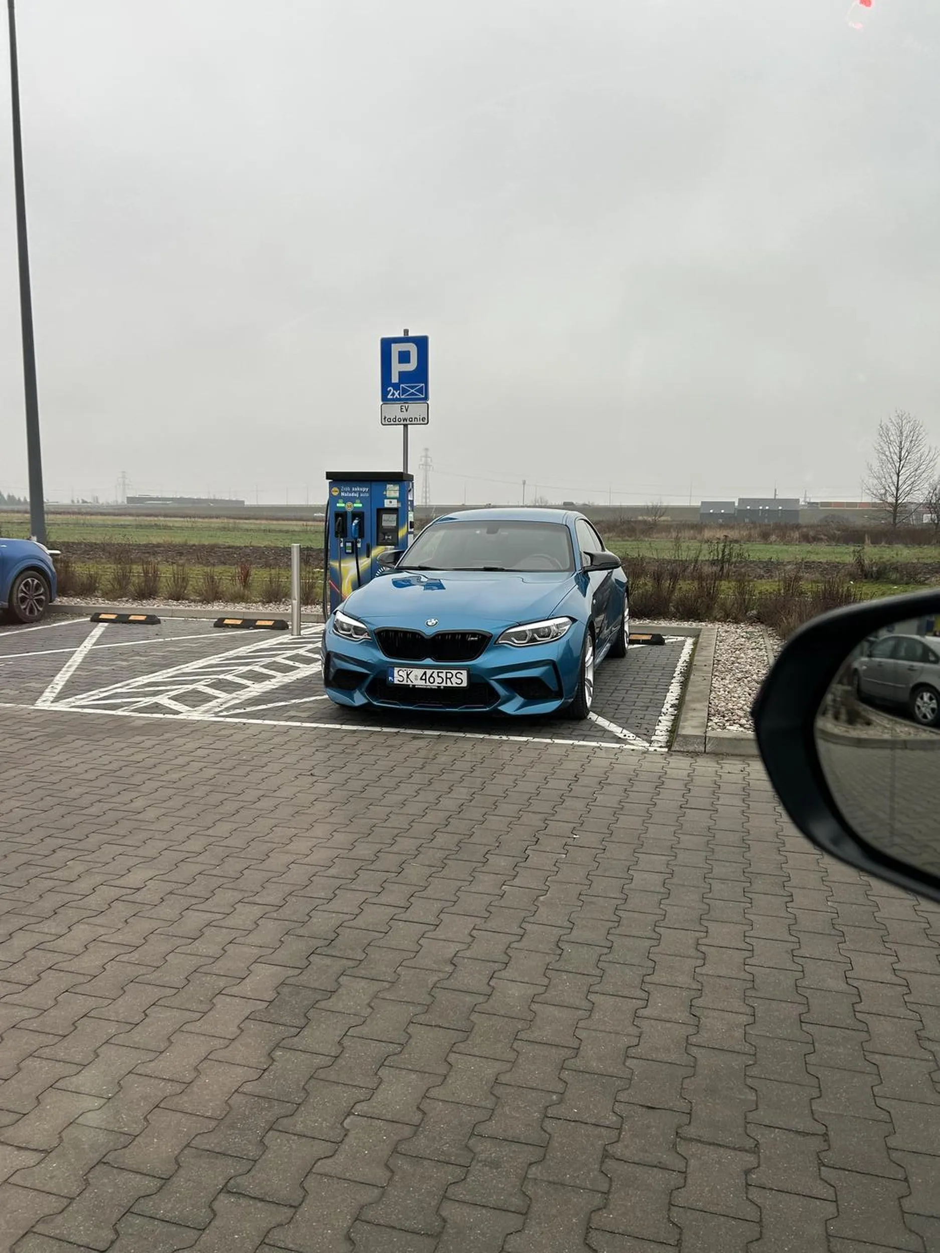 Kolejny ziomeczek który kosztem czasu innych parkuje swoje m2 na miejscu przeznaczonym do ładowania elektryków. Mam nadzieję że karma do ciebie wróci!