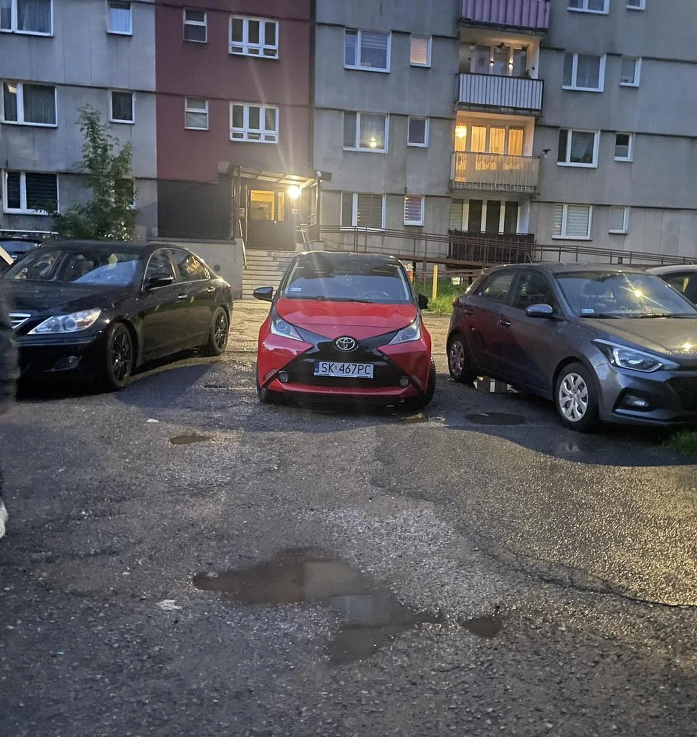 Pani sobie zaparkowała na wyjeździe z parkingu i poszła na koncert, ewidentny brak mózgu bo z daleka widać, że to wjazd na dalszą część parkingu