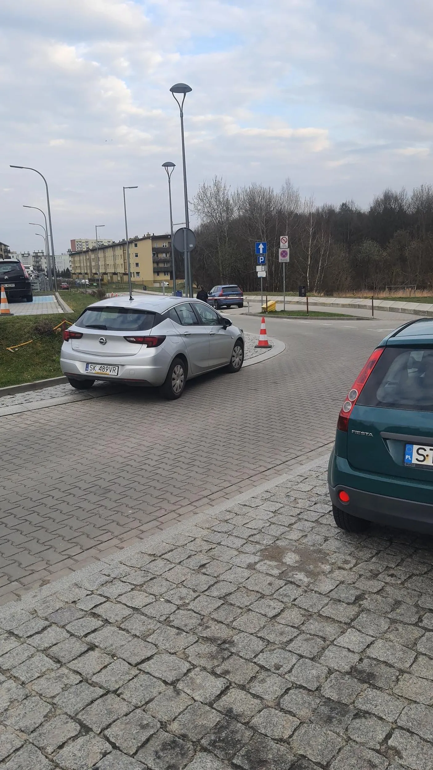 Gruba knurzyca "zaparkowała" przed szalabanem na wzjazd parkingu Parku wodnego Tychy, zostawiła samochód i poszła. Prawdopodobnie nie było stać na parkingu w cenie 2zł/h. XD