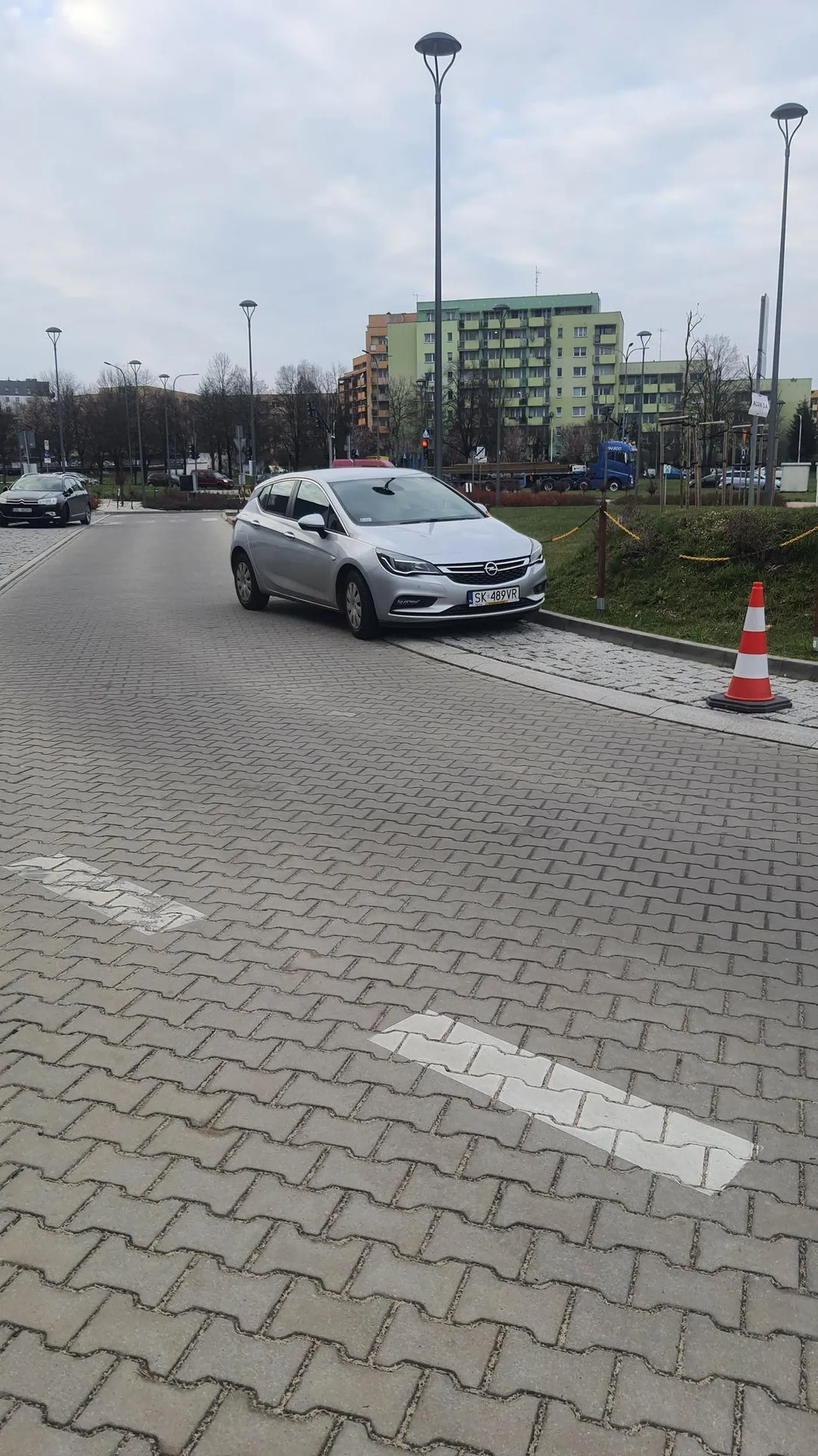 Gruba knurzyca "zaparkowała" przed szalabanem na wzjazd parkingu Parku wodnego Tychy, zostawiła samochód i poszła. Prawdopodobnie nie było stać na parkingu w cenie 2zł/h. XD