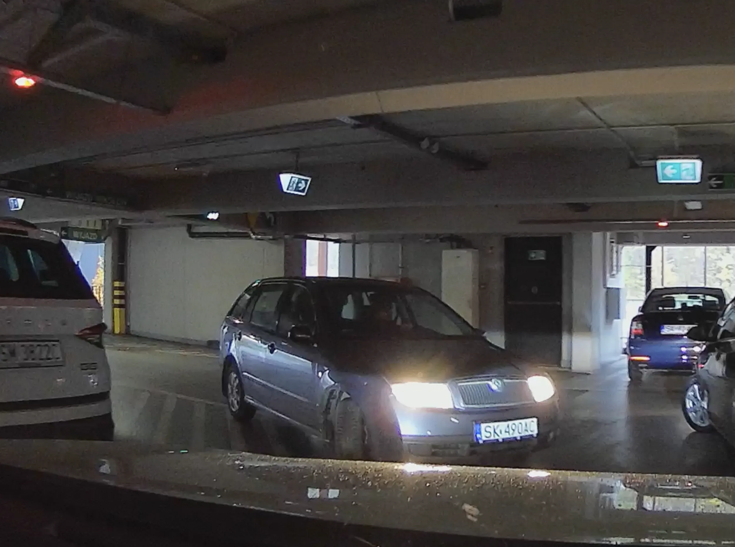 Typowy cham. Próbuje wjechać pod prąd do Libero w Katowicach utrudniając jazdę kilku innym pojazdom. Gdy się go nie przepuszcza, pokazuje środkowy palec i kontynuuje jazdę pod prąd.