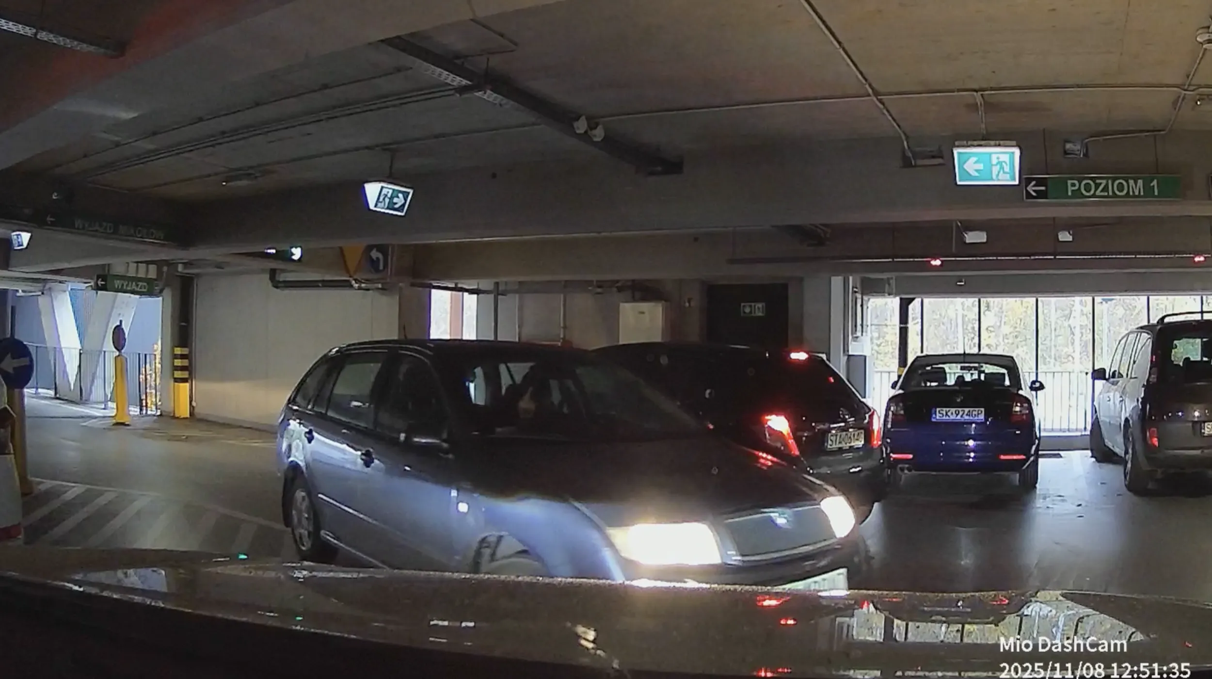 Typowy cham. Próbuje wjechać pod prąd do Libero w Katowicach utrudniając jazdę kilku innym pojazdom. Gdy się go nie przepuszcza, pokazuje środkowy palec i kontynuuje jazdę pod prąd.