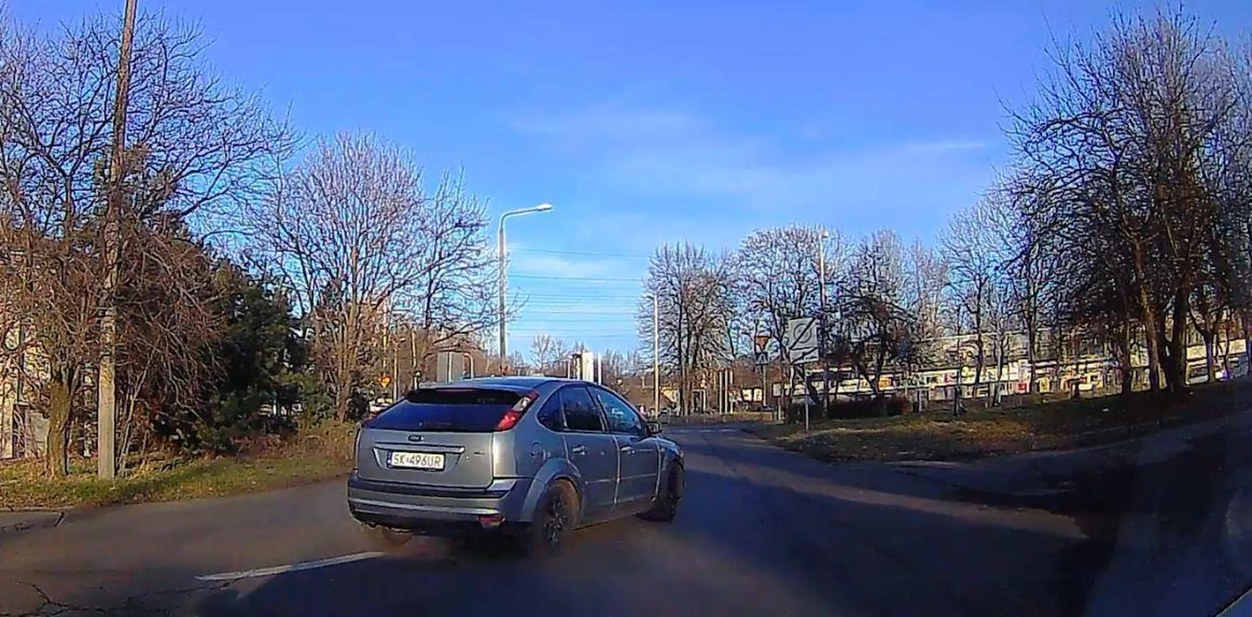 Skrzyżowania równorzędne to jest ponad możliwości tego jegomościa.