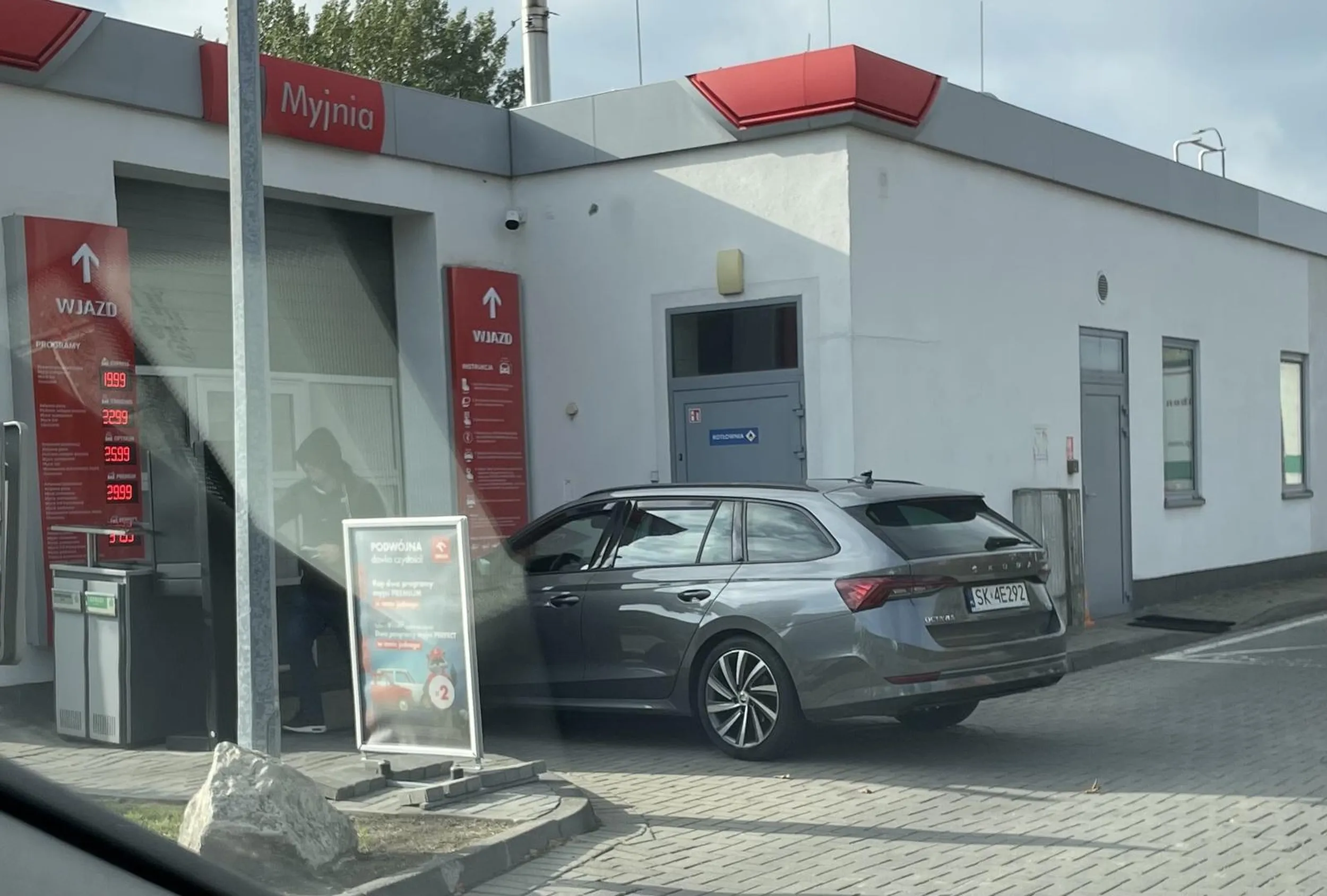 Zaparkował pod myjnią, blokując ją dla innych. Potem dopiero poszedł kupić bilet do kasy. Jak wrócił, to jeszcze sobie kołpaki czymś psikał, coś tam przy grillu robił - i dopiero wtedy wjechał. Burak