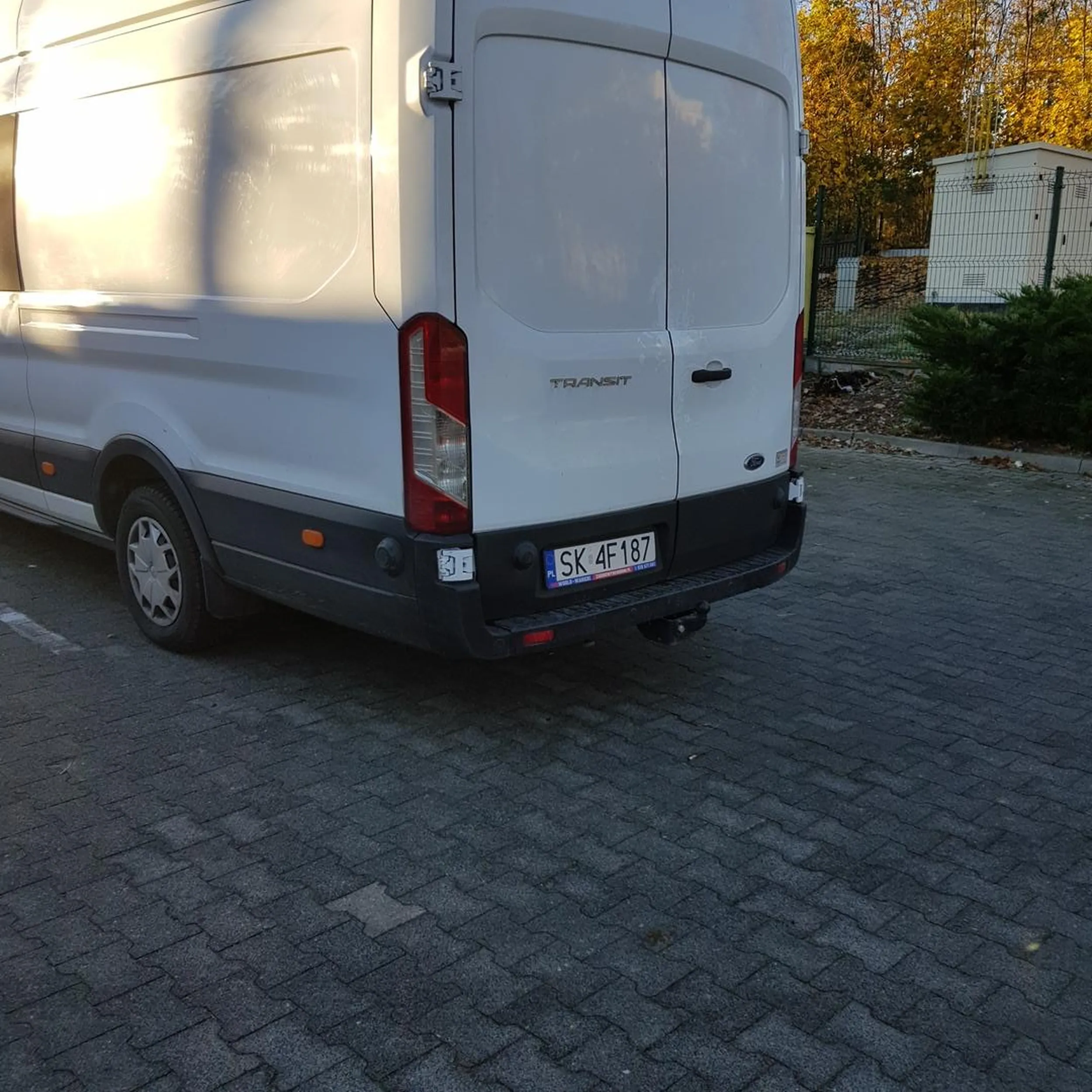 Jak ci mówię tłumoku że zastawiasz przejazd i masz podjechać do przodu bo jest wielki teren to masz ten przejazd zrobić. Następnym razem złamasie wezwę służby i zapłacisz podwójnie, bo chyba nie ogarniasz za co, poczytaj przepisy.