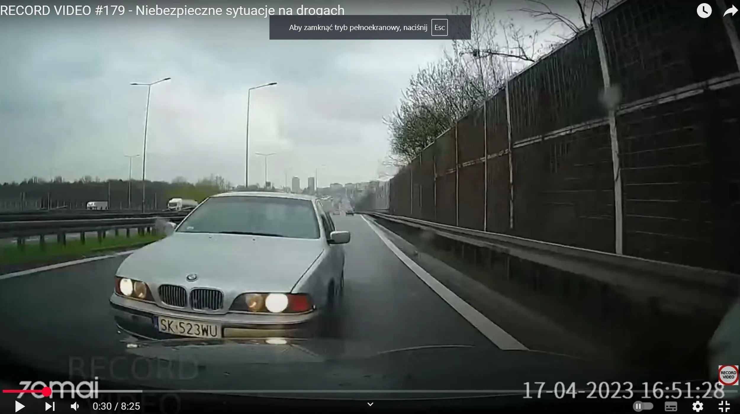 Koleś kompletnie nie panuje nad swoją dupą