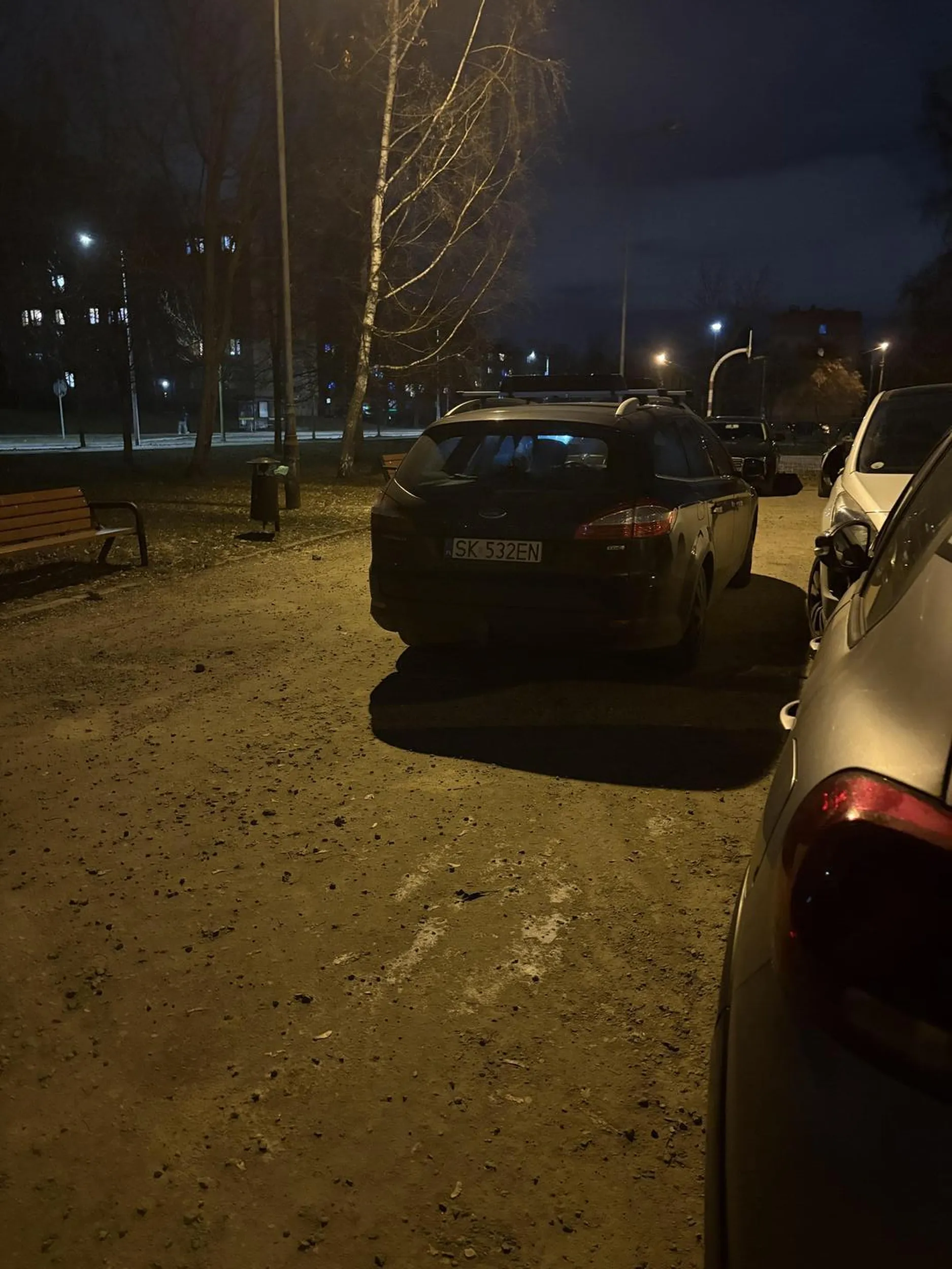 Mistrz parkowania blokujący wyjazd z parkingu