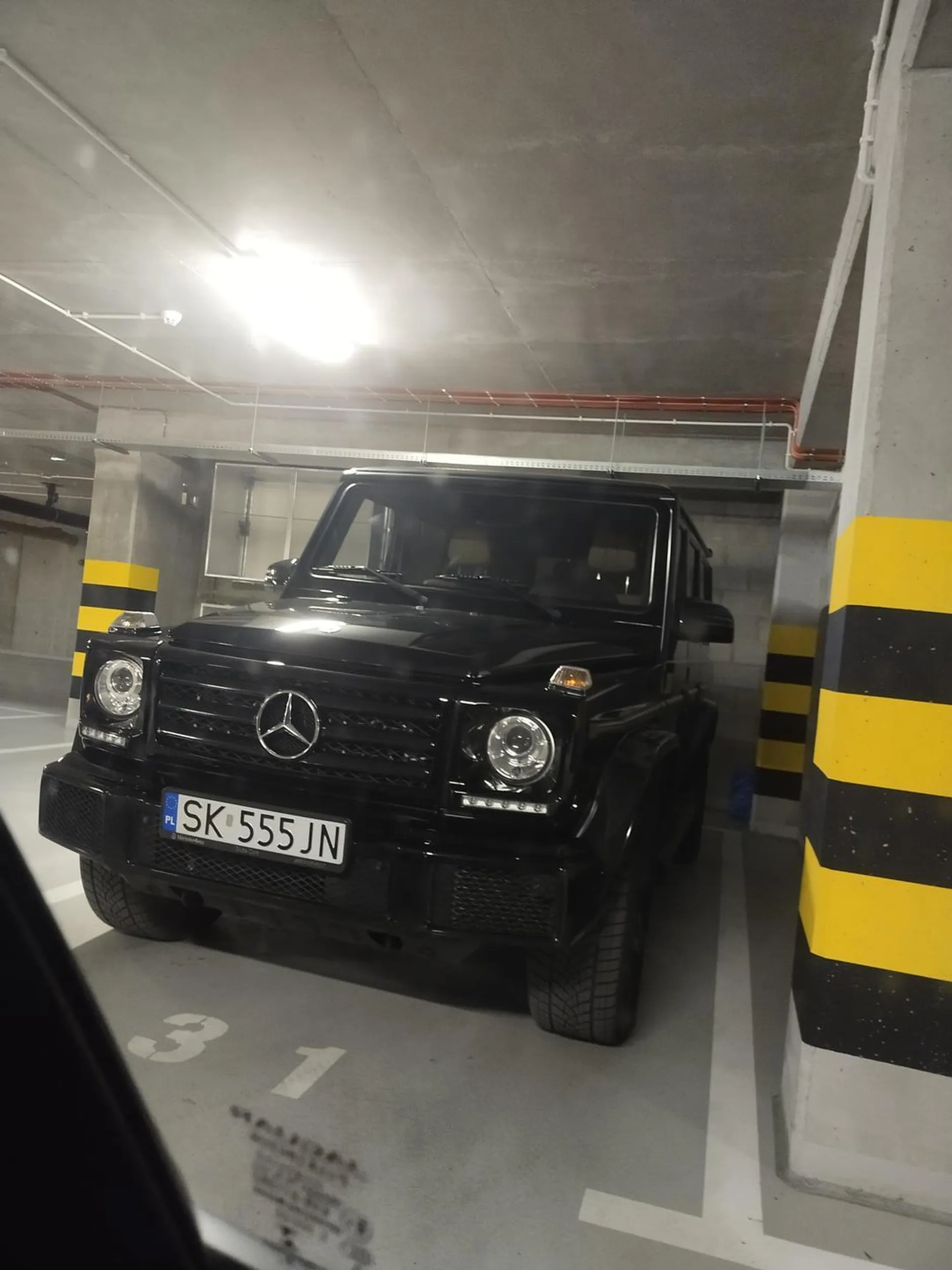 Parkuje na nie swoim miejscu parkingowym. Zastawia je cały dzień.