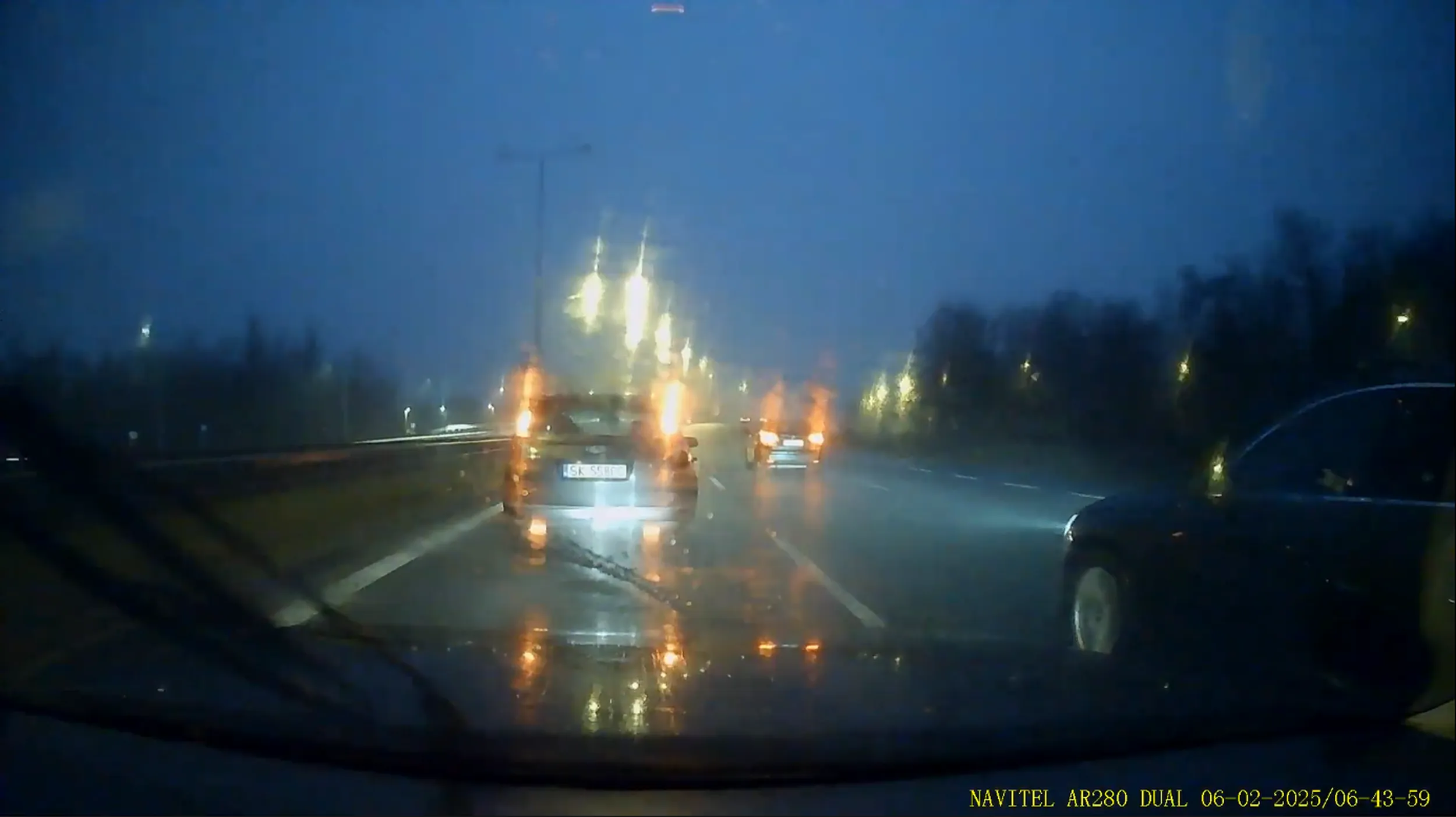 Lusterka w samochodzie służą nie tylko do poprawiania makijażu, ale przede wszystkim do obserwowania sytuacji na drodze, zwłaszcza przy zmianie pasa ruchu, w tym lewego. Sądząc po tym środkowym palcu, poziom wiedzy na ten temat jest równie niski, jak kultura osobista ;)