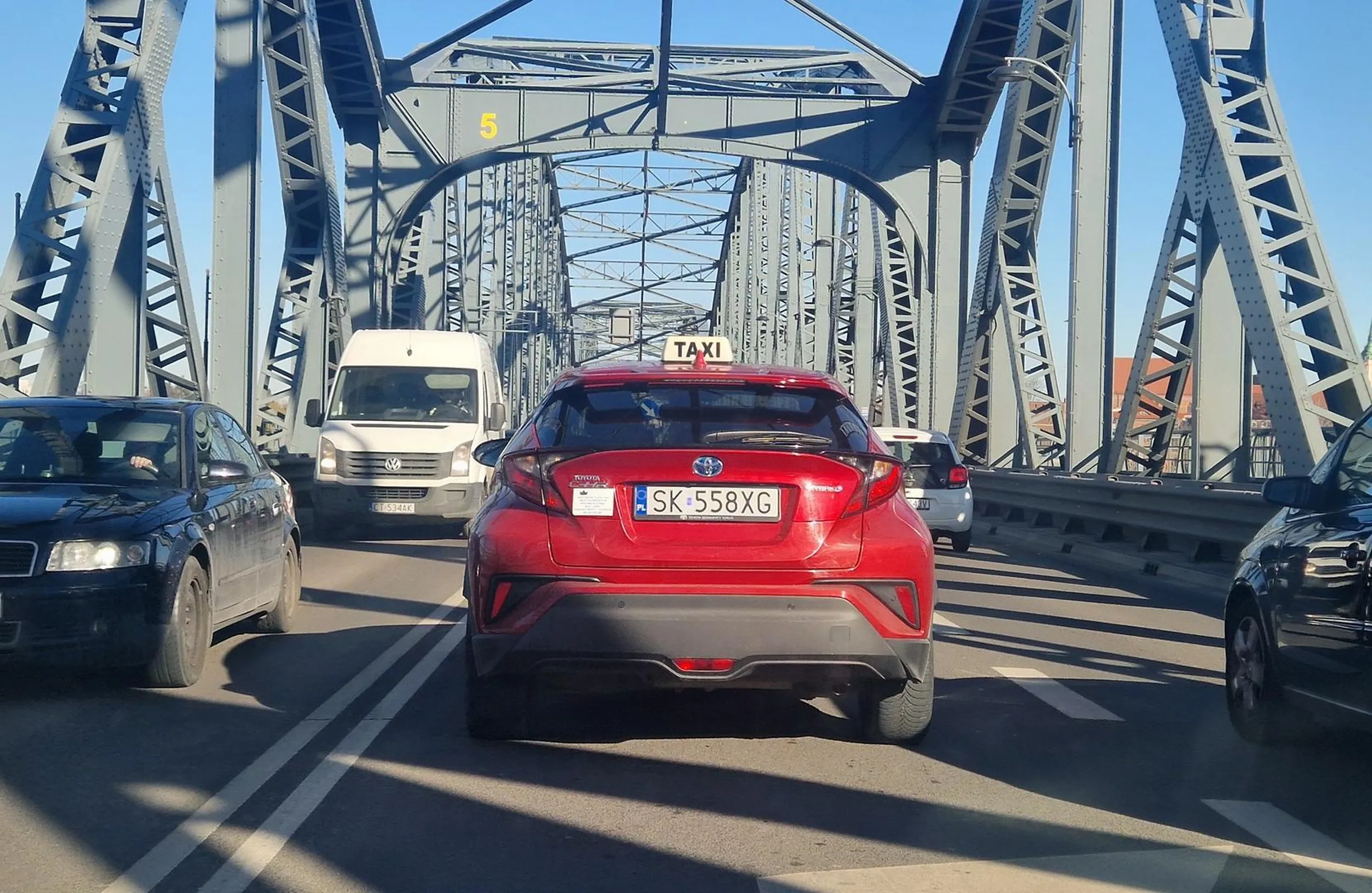 Jakaś psycholka za kierownicą. Na moście slalomem,trąbiła,  wpychała się bez kierunkowskazów. Ciągle zmieniała pasy. Trzymała się na zderzakach. Wymuszała,  jeździła jak szalona