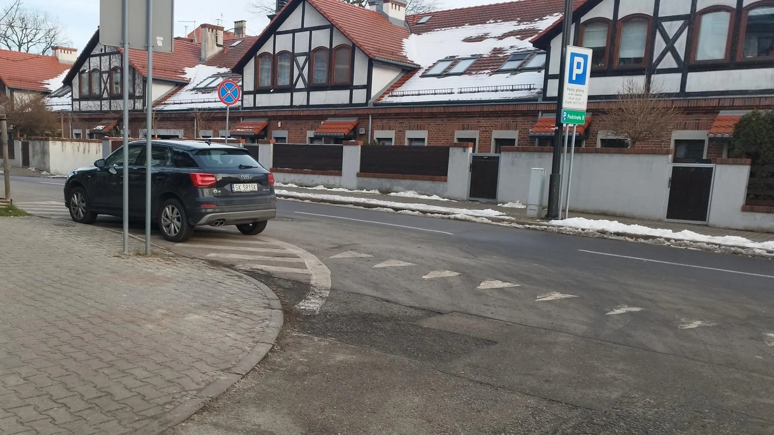 20.01.2025, Gliwice Zawiszy Czarnego/Długosza. Parkowanie w obrębie skrzyżowania, na powierzchni wyłączonej z ruchu