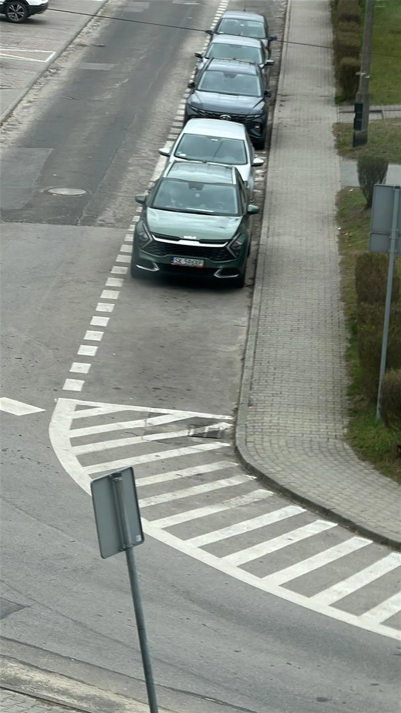 Prawdopodobnie policja siedzą we 2 w aucie i obserwują okna