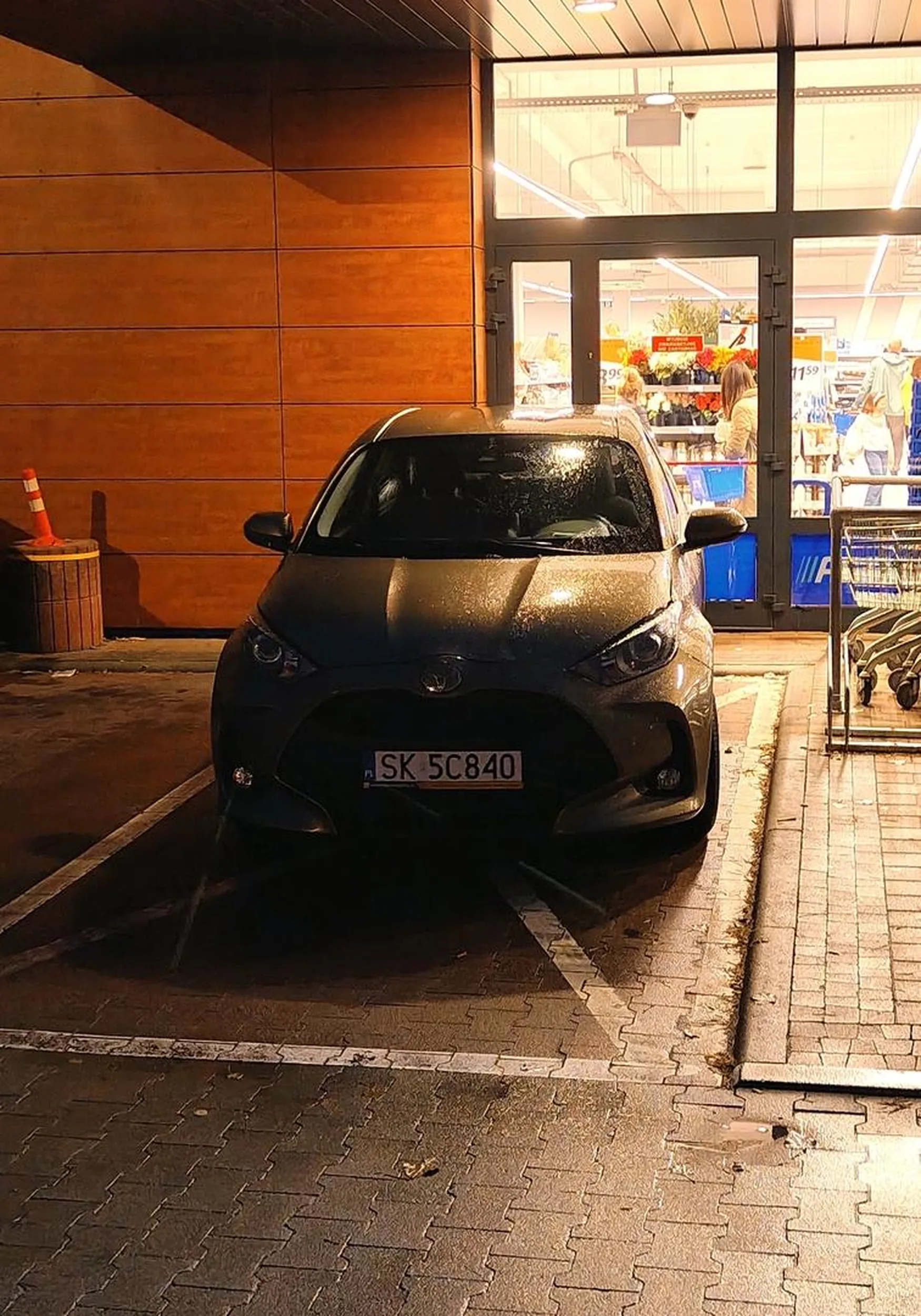 Brawo za zastawienie wyjścia ewakuacyjnego, inteligencie. Miejsc pod sklepem pełno, tylko trzeba było podejść 10 metrów więcej. Dramat.