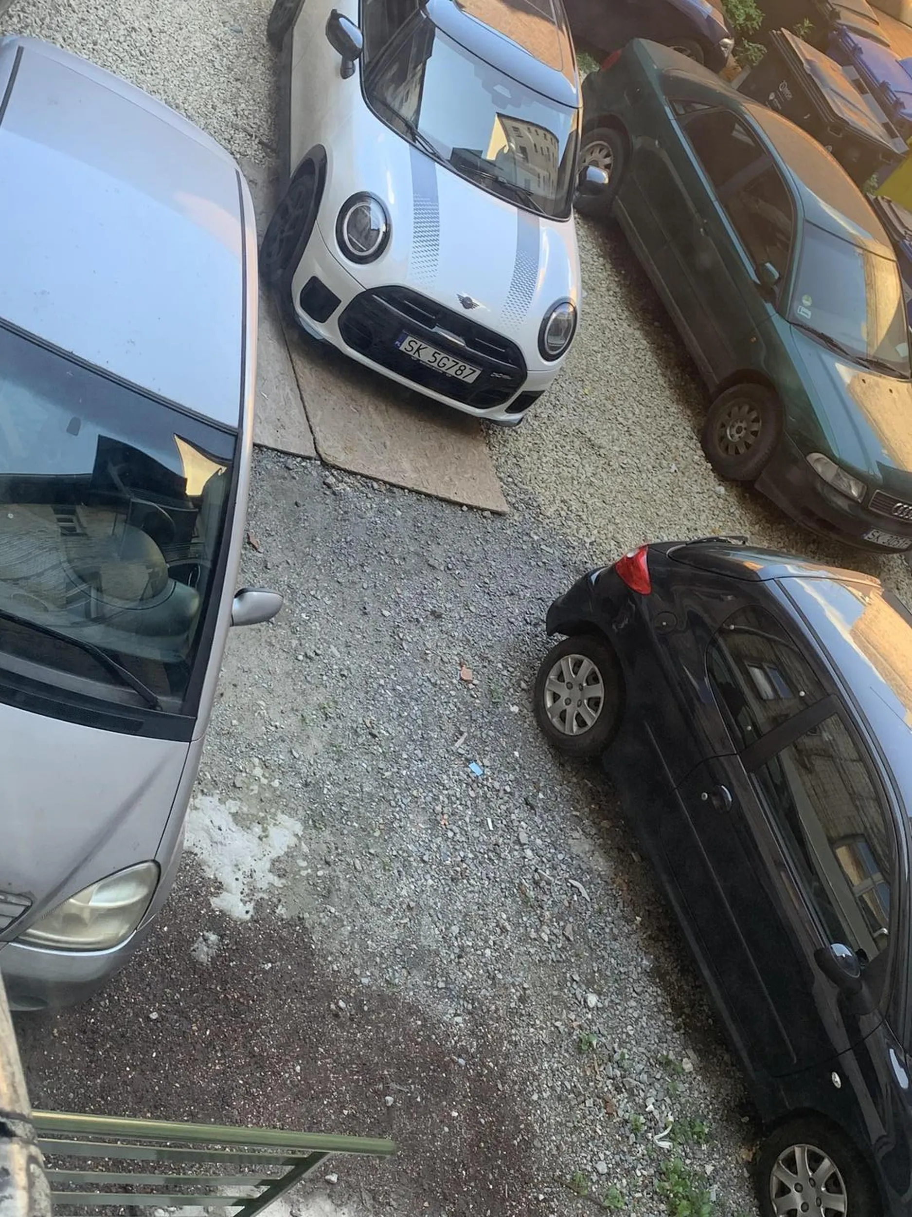 Blokuje samochody na prywatnym parkingu w kamienicy, nie zostawiając nawet numeru telefonu