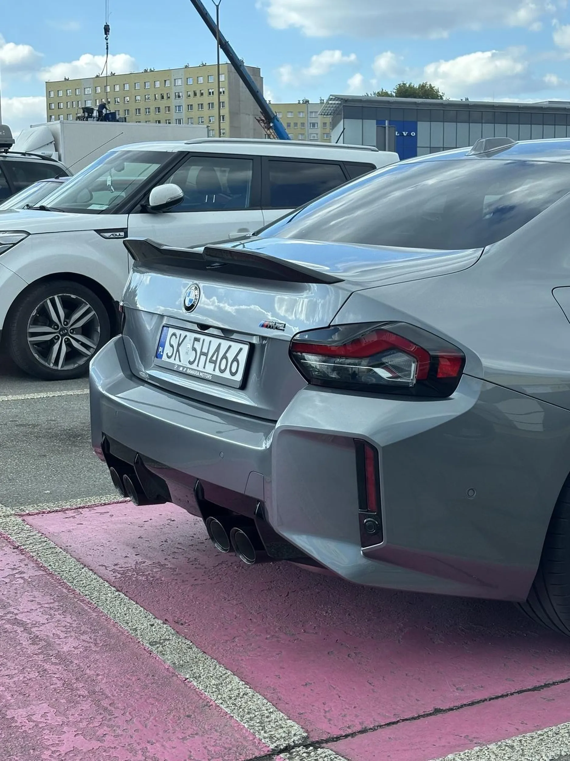 Klasyczny przykład BMW posiadającego legitymację do parkowania wszędzie gdzie popadnie szczególnie pod drzwiami sklepu. Chyba że kierowca identyfikuje się jako kobieta w ciąży.