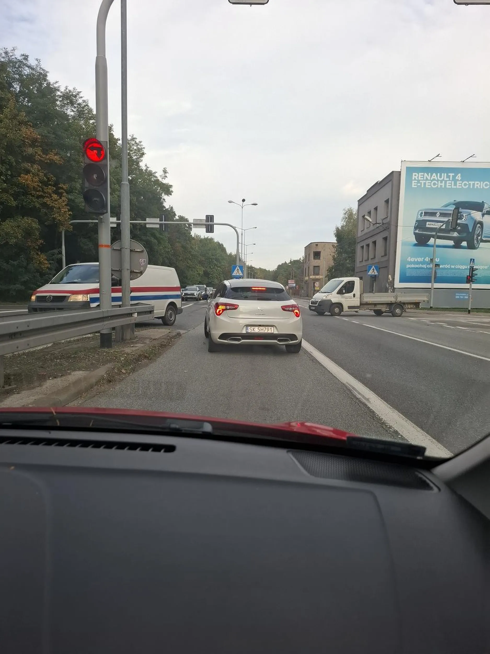 Kierowca tak się spieszył, że musiał minąć korek do skrętu i stanąć przed pierwszym samochodem nie widząc nawet świateł.