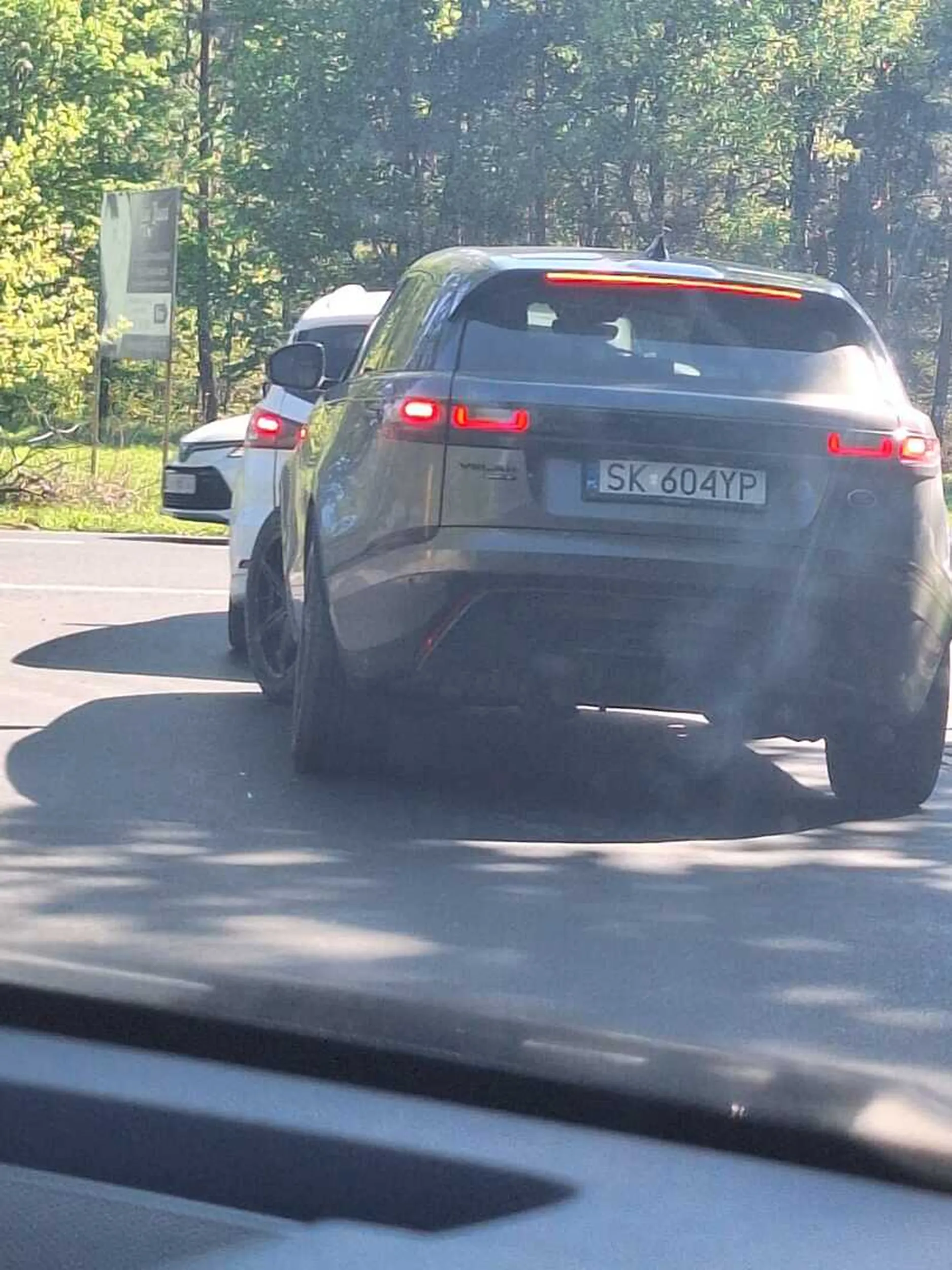 Pirat drogowy prujący pod 200 km na drodze z ograniczeniem 90 km. Uważajcie na takie ameby.