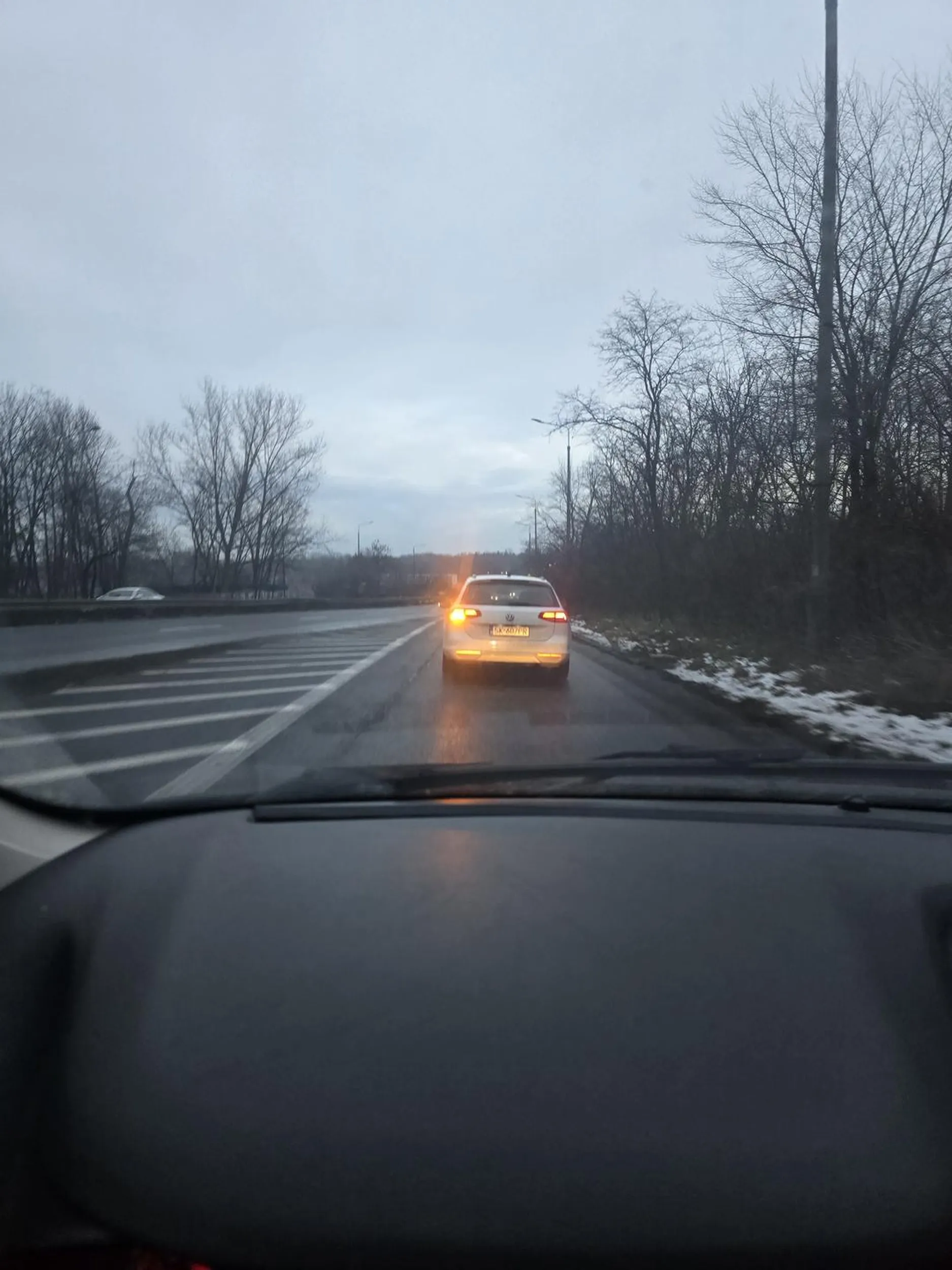 Cham i prostak, wymusza i ma pretensje. Zwykły kiep