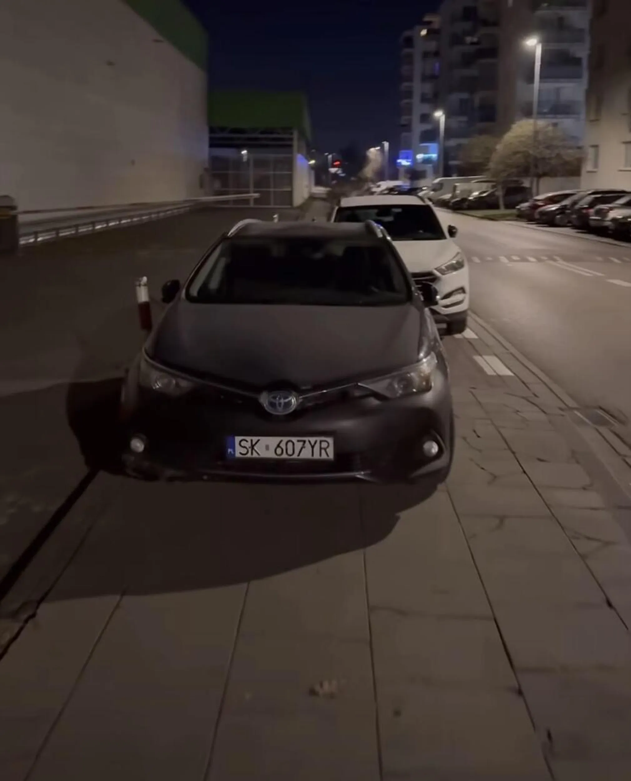 Chamie, nie parkuj na chodniku ?