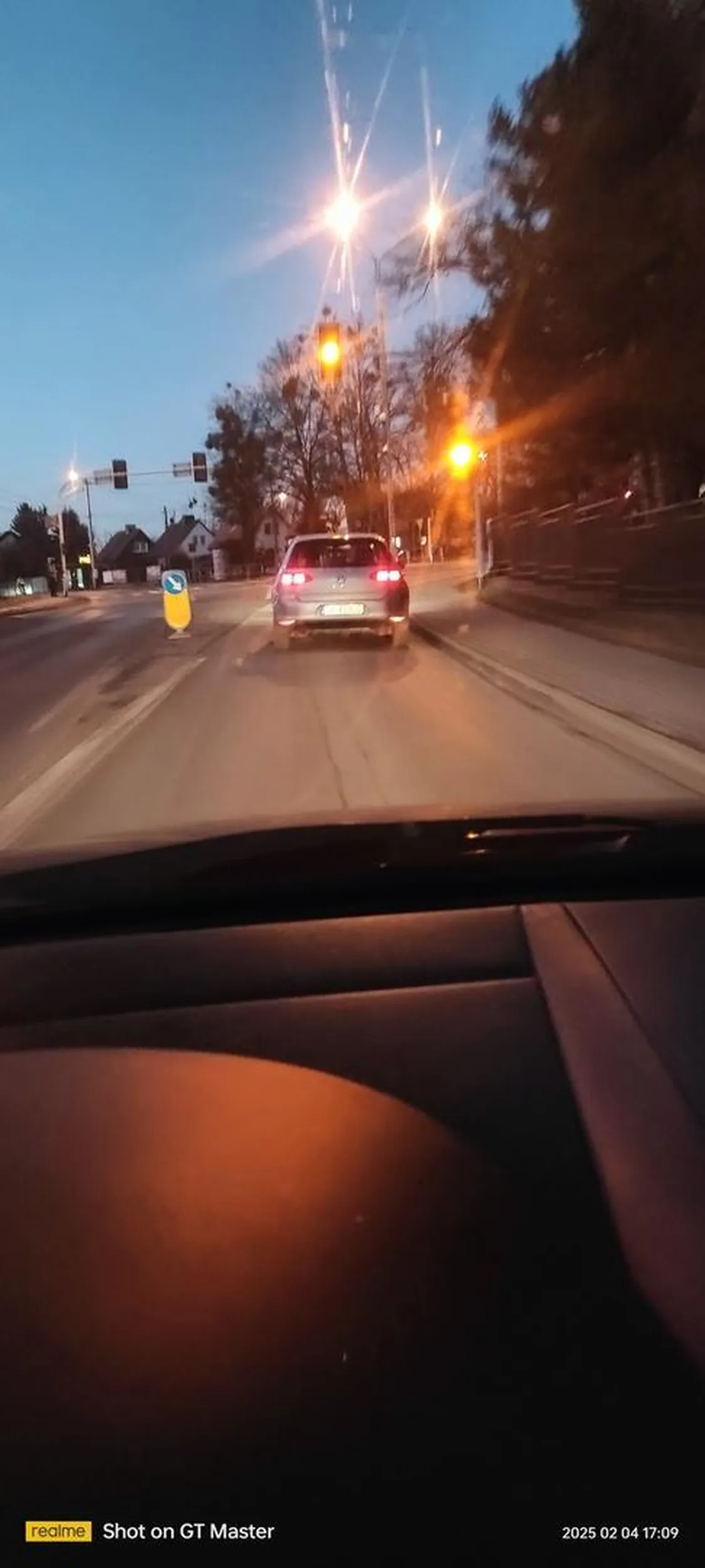 wyjeżdża przed samą maska, zero reakcji, jakiś potencjalny morderca