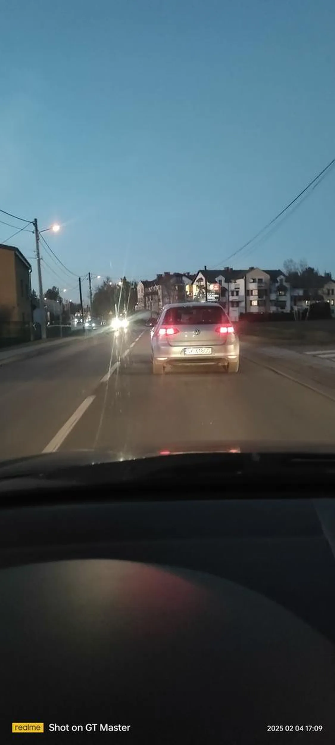 wyjeżdża przed samą maska, zero reakcji, jakiś potencjalny morderca