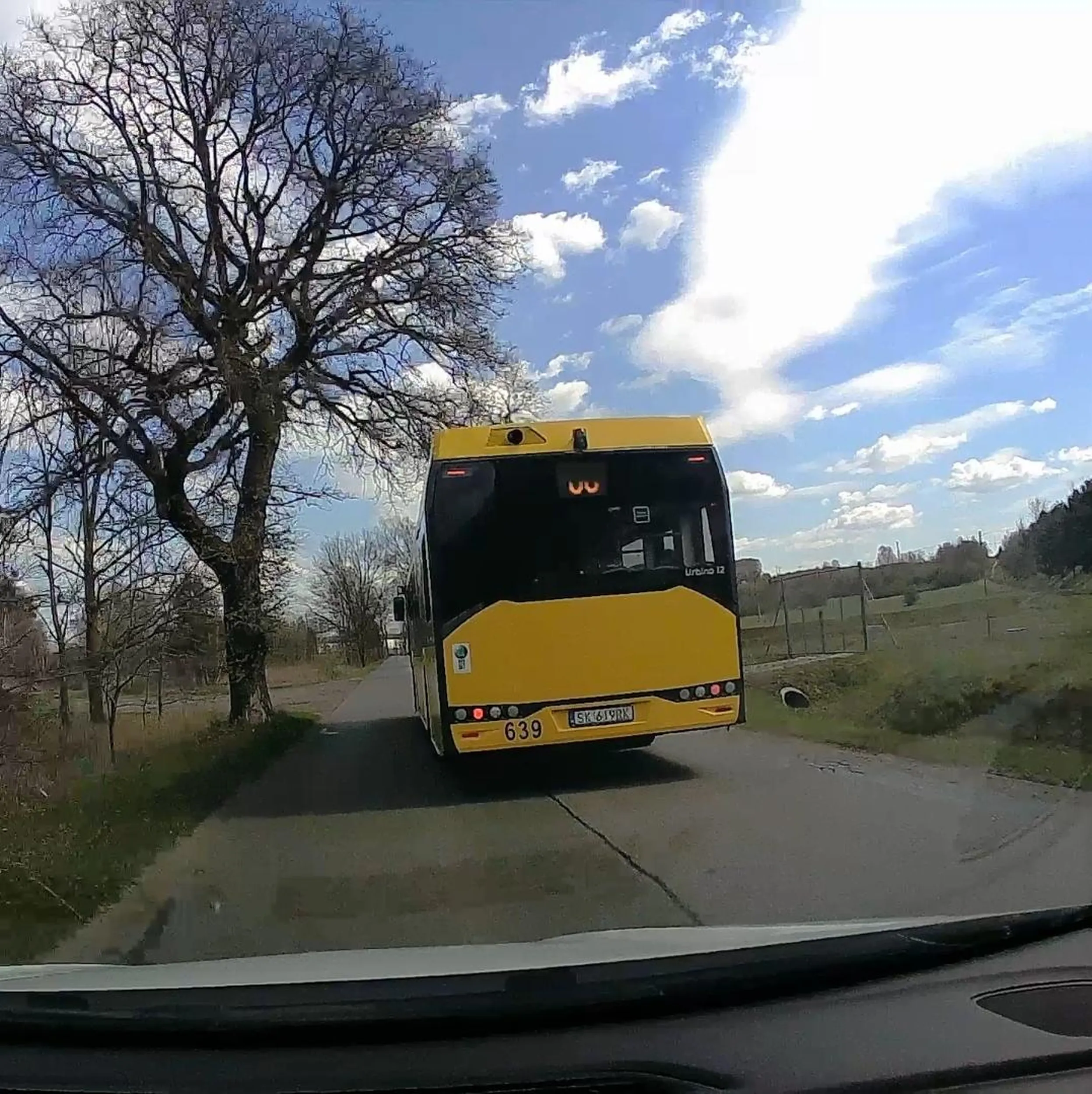 Autobus PKM Katowice. Lepiej nie wyprzedzać. Zajeżdża drogę i przyspiesza. Jeśli wlecze się 40kmh to lepiej nie wyprzedzajcie bo zaraz będzie jechał 70kmh oraz zepchnie was na pobocze.