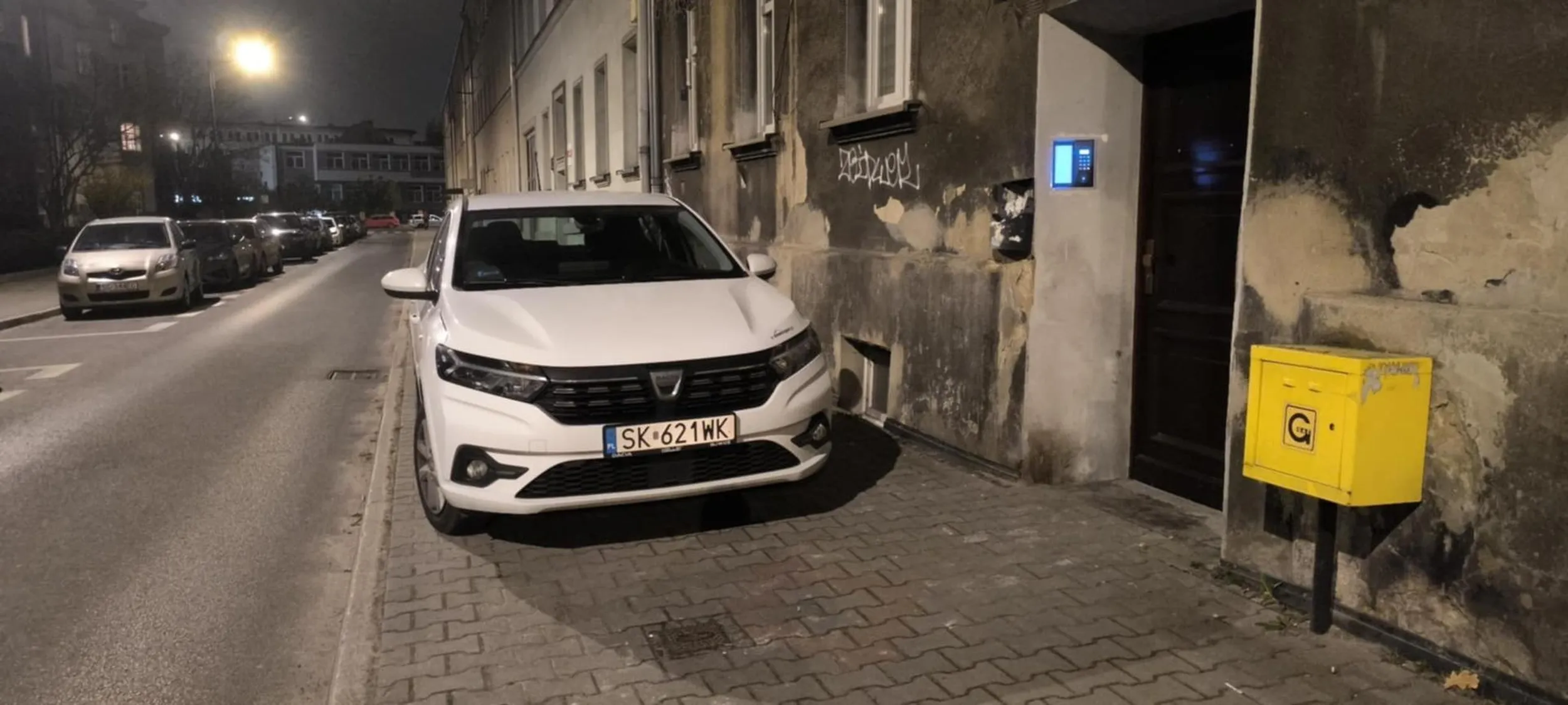 Parkuje zajmując cały chodnik, po stronie gdzie jest zakaz parkowania