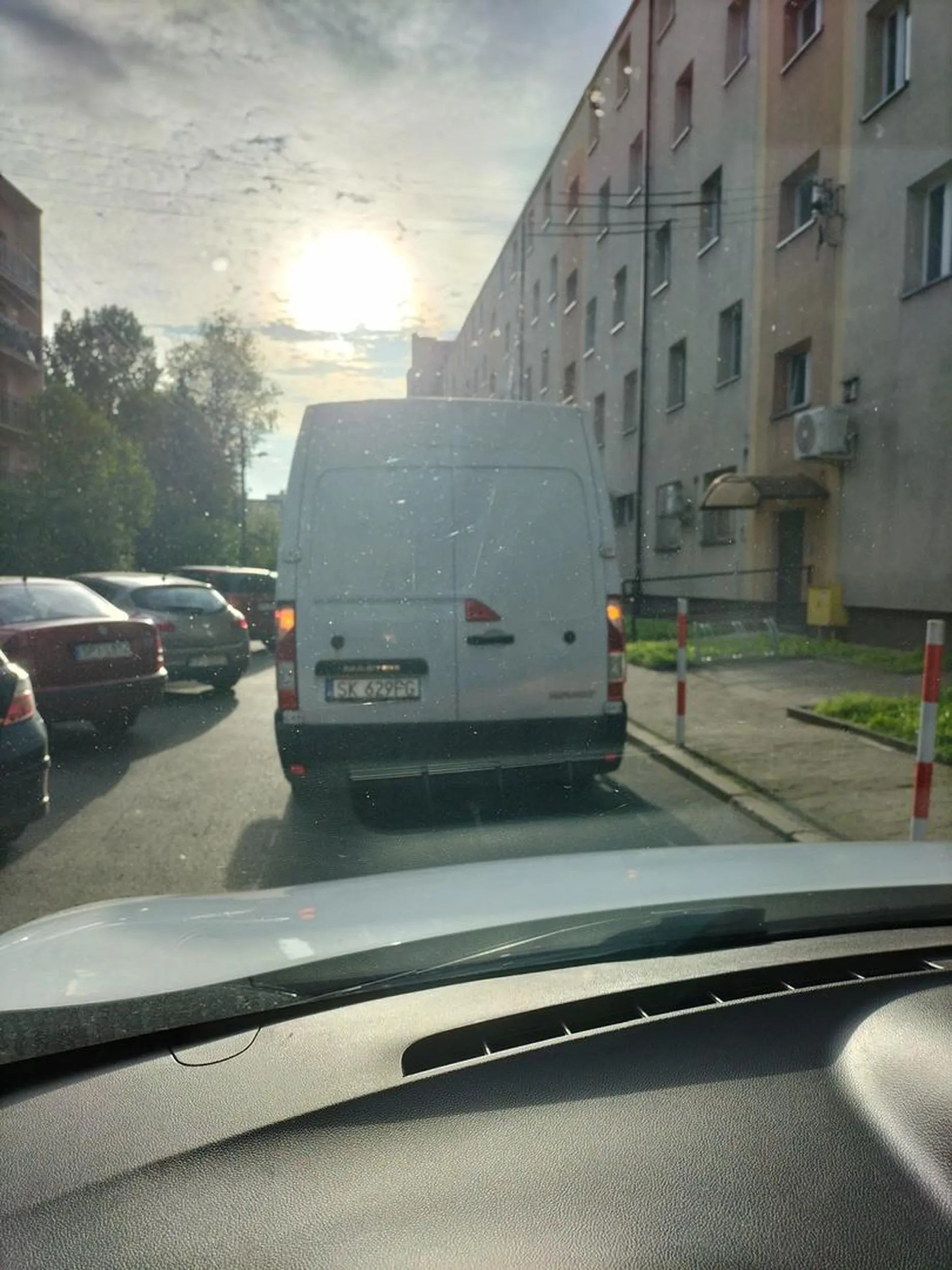 Kierowca blokuje drogę jednokierunkową bo musi sobie nosić po jednym kartoniku do sklepu