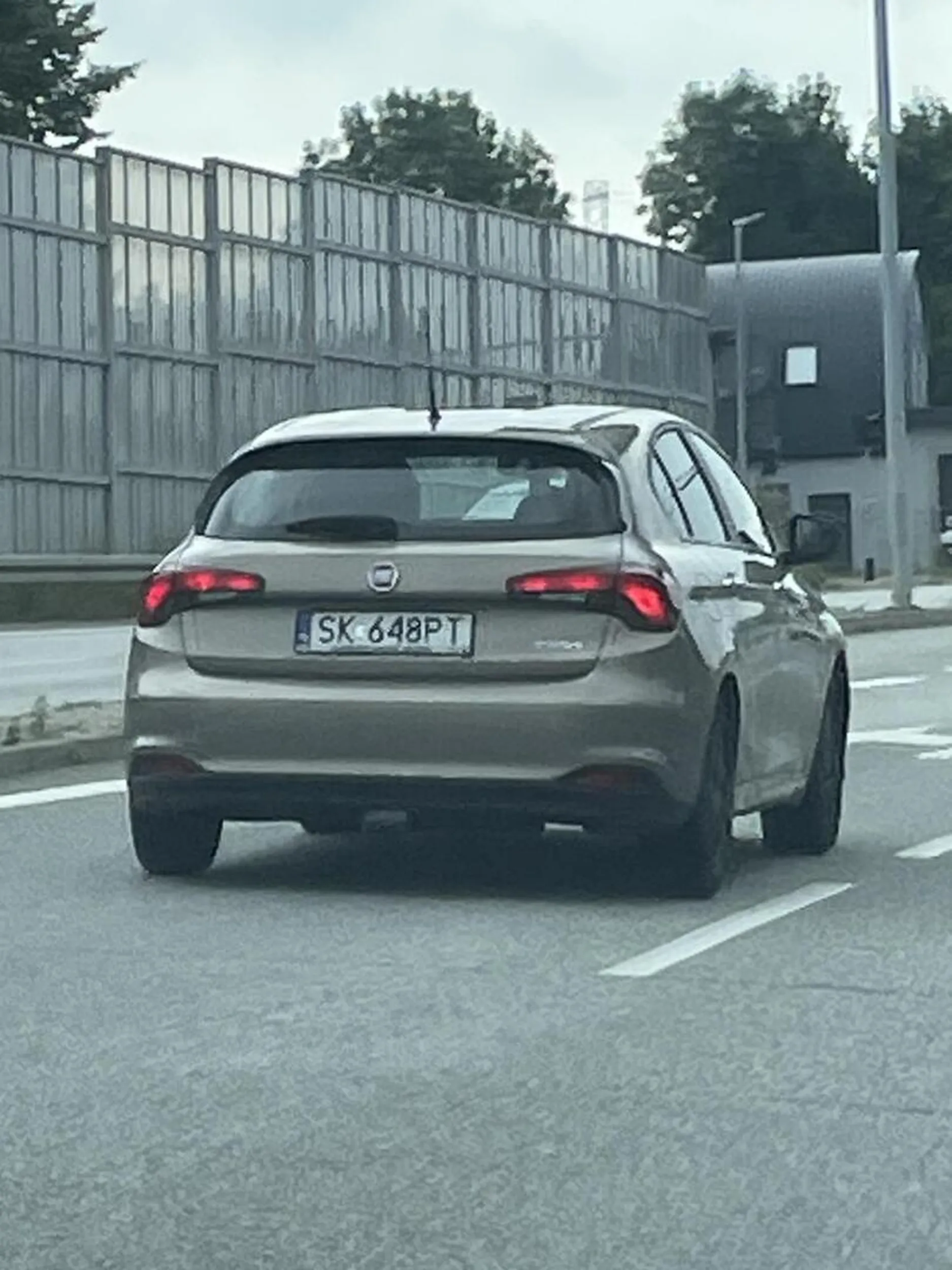 Prawie spowodował poważny wypadek, zmuszając mnie do nagłego hamowania i zjechania w bok. Po pierwsze- lewy pas służy do wyprzedzania. Po drugie- lusterka się sprawdza, szczególnie przed zmianą pasa. Wiek Pana nie usprawiedliwia, ja sam chciałbym dożyć starości, więc proszę mi oraz innym tej możliwości nie zabierać swoją ignorancją.