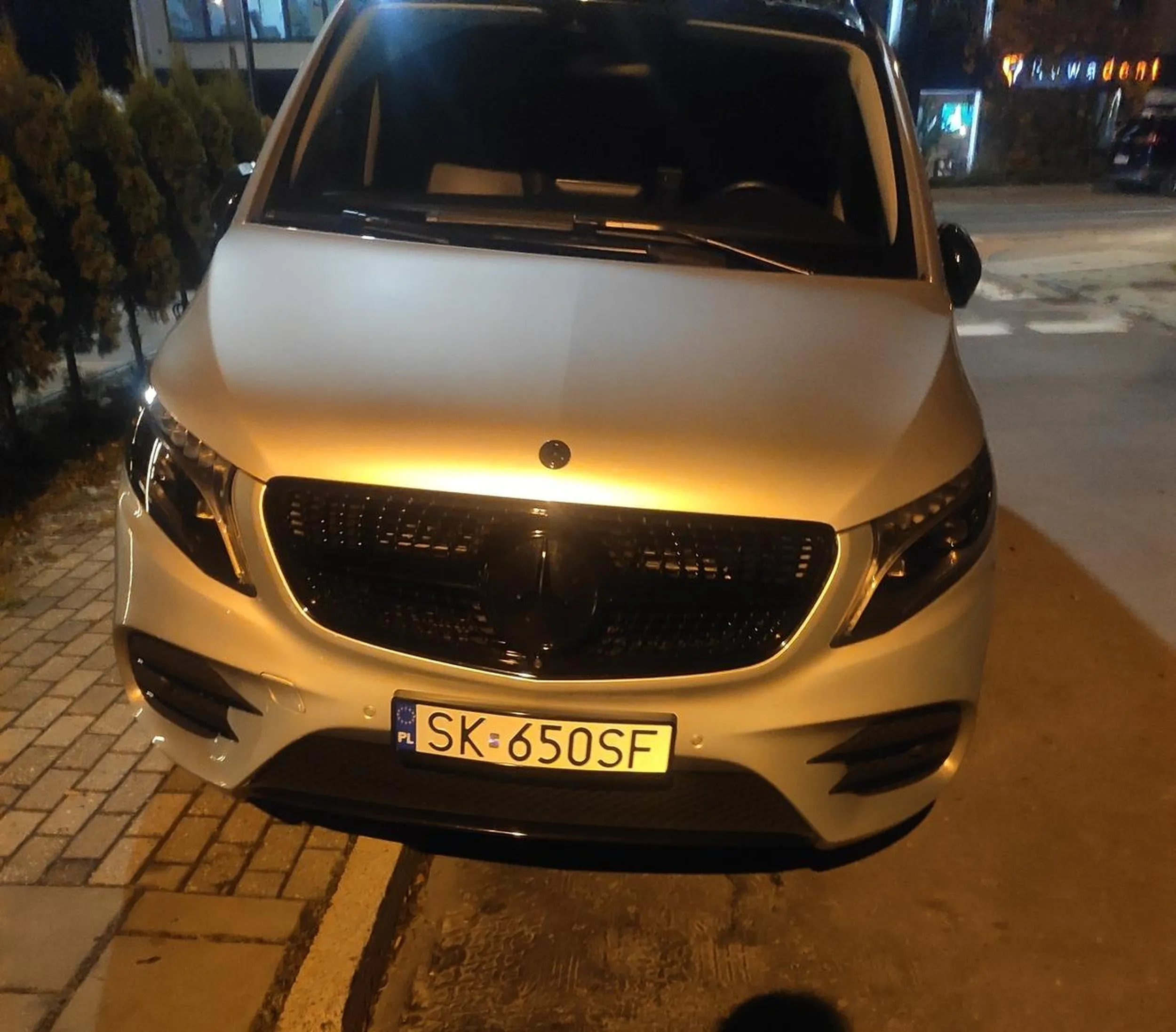 piękne parkowanie na zakazie + przy skrzyżowaniu. Mam nadzieję, że naklejka się podobała, następnym razem przykleje tak żeby nie zeszła misiaczku :*