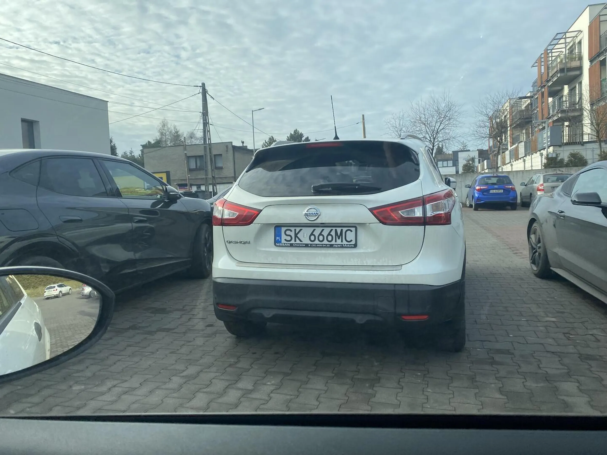 Kolega stanął sobie na przejeździe i poszedł zadowolony na zakupy. Polecam udać sie do okulisty