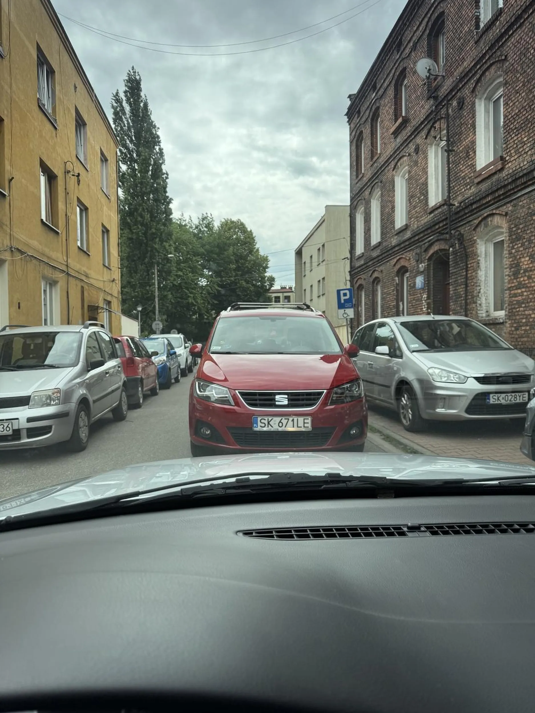 Serdecznie nie pozdrawiam starego chłopa parkującego złośliwie na środku i tak wąskiej drogi!!! Zgasił i zamknął samochód, zablokował całkowicie przejazd i oddalił się od miejsca licząc że auta z naprzeciwka będą cofać przez całą długość ulicy!!