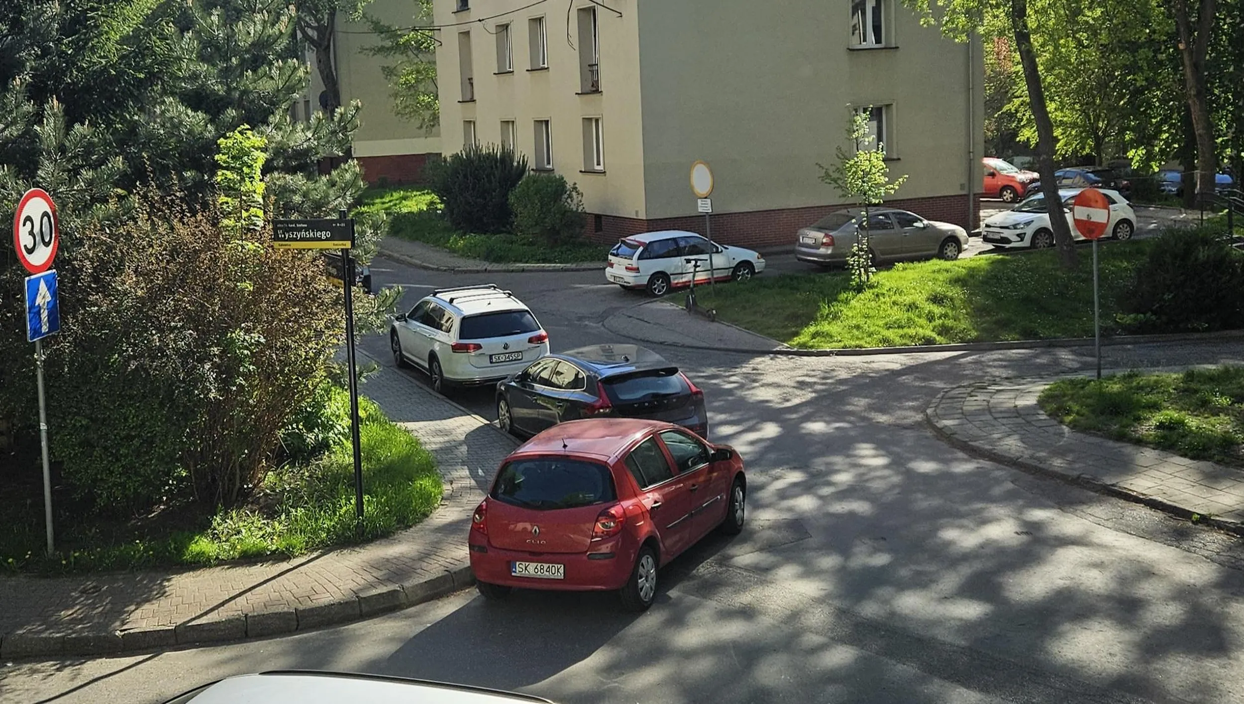 Jeździ pod prąd i parkuje na skrzyżowaniu mimo miejsc wzdłuż ulicy.