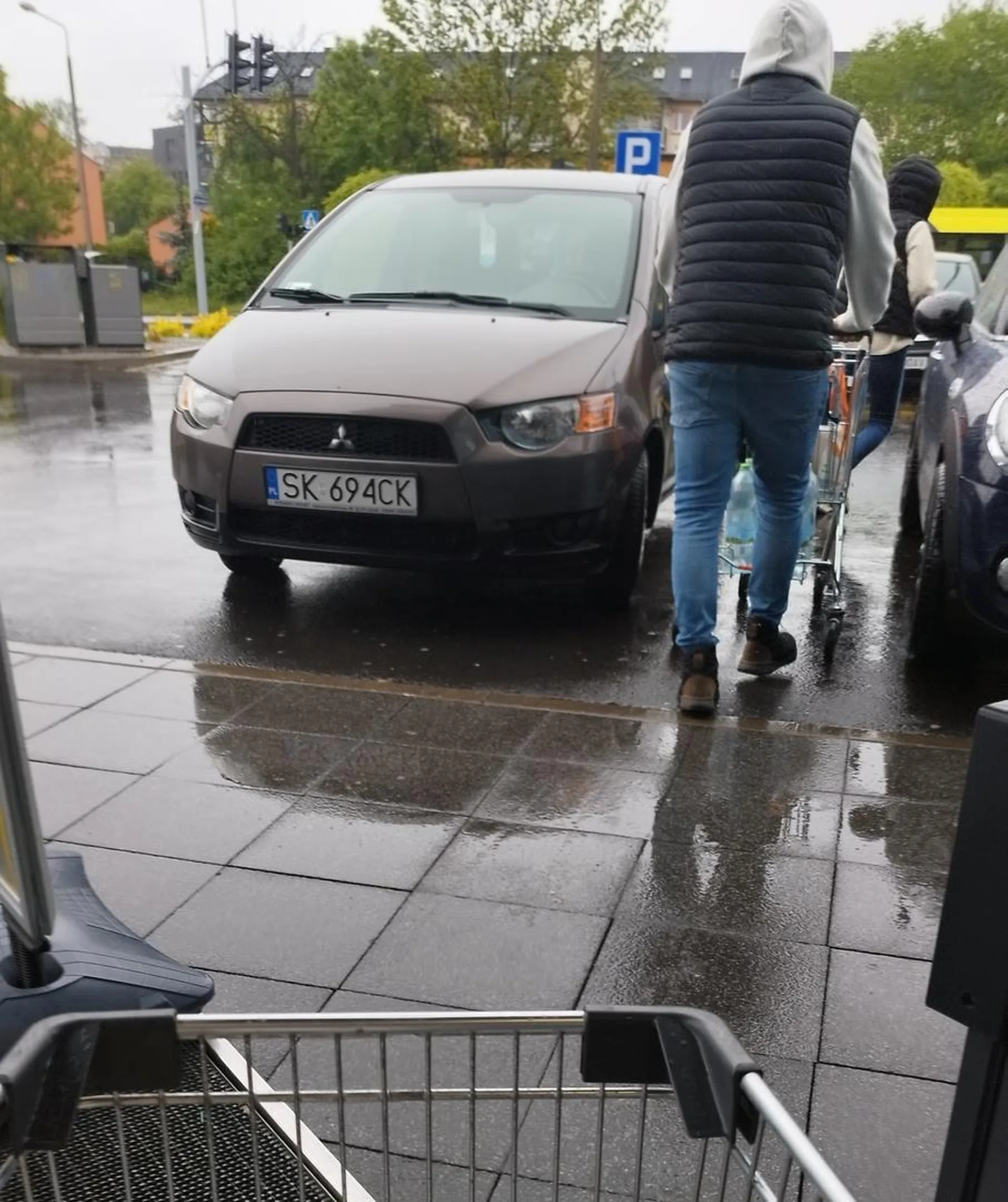 Menda parkuje tuż przy wejściu do sklepu, utrudnia przejazd samochodom. Najlepiej następnym razem wjedź pod zadaszenie!