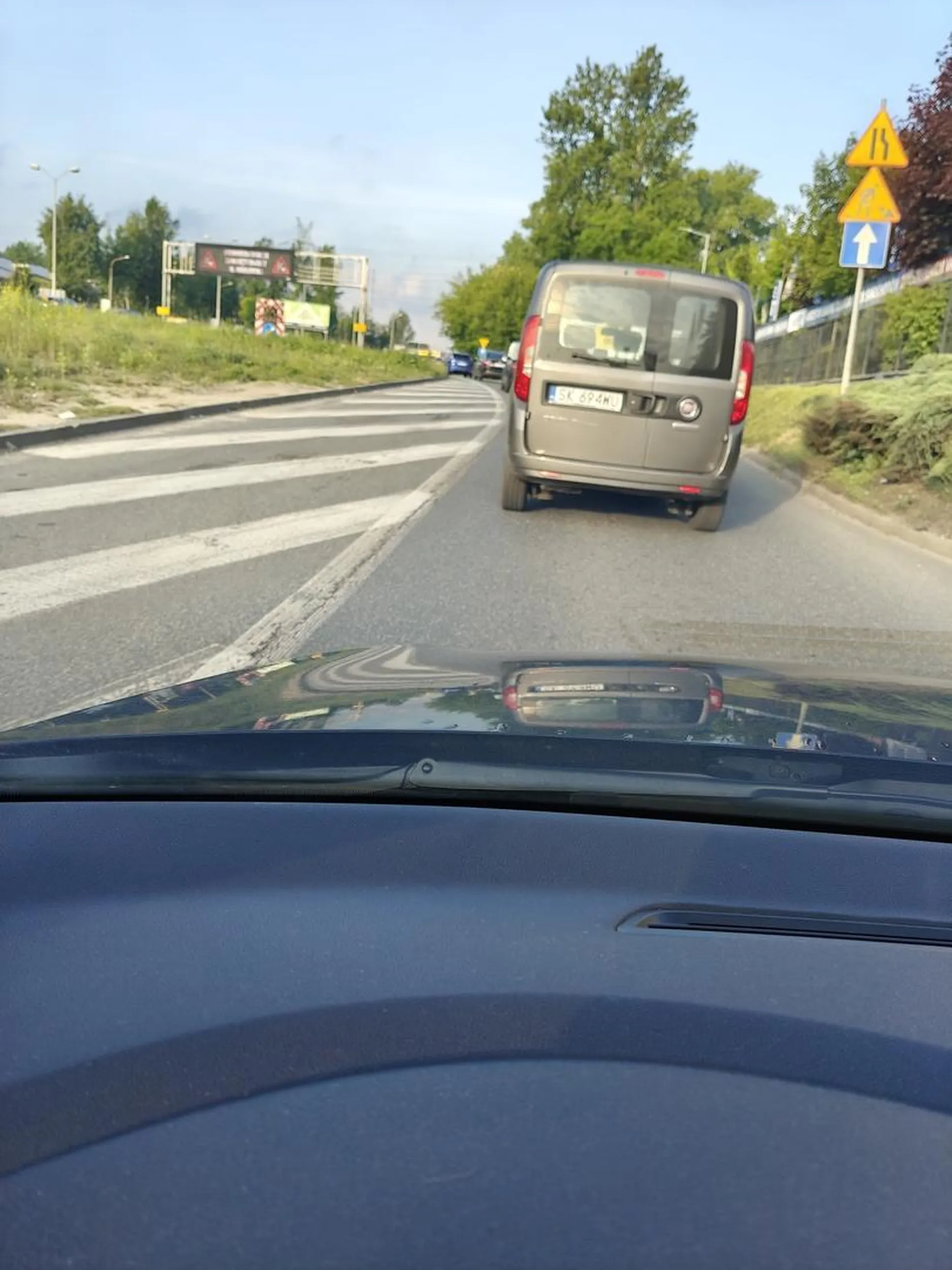 Dla Pana informacji jak się stoi na stopie i jest korek to nikt nie ma obowiązku Pana wpuszczać, tam jazda na suwak nie obowiązuje. Więc wymuszanie wpuszczenia, prawie wjechanie we mnie i jeszcze rzucanie się świadczy tylko o tym, że powinien się Pan przesiąść do autobusu.