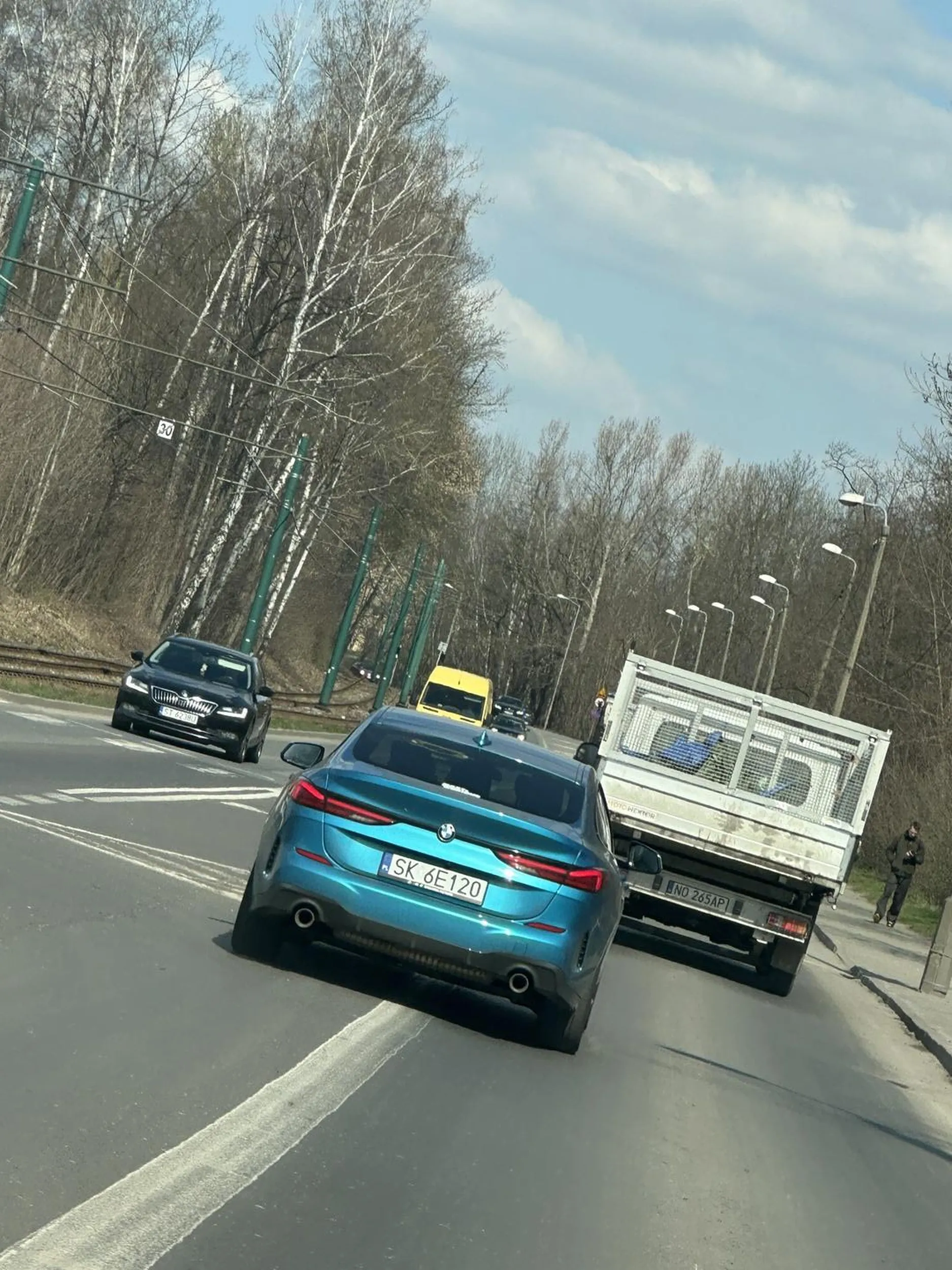 Jechałem za Panią od Rudy Śląskiej do prawie ronda A1/Bytom/Piekary, Pani jeździła środkiem drogi, wielokrotnie przekraczając ciągła linie czy też jechała przeciwległym pasem. Papierosy wyrzucała na drogę nawet nie ugaszone, w sumie miała gdzieś innych kierowców. Przyśpieszała nagle bez celu. W mieście myślę że nawet coś koło setki mogła lecieć przez chwilę.