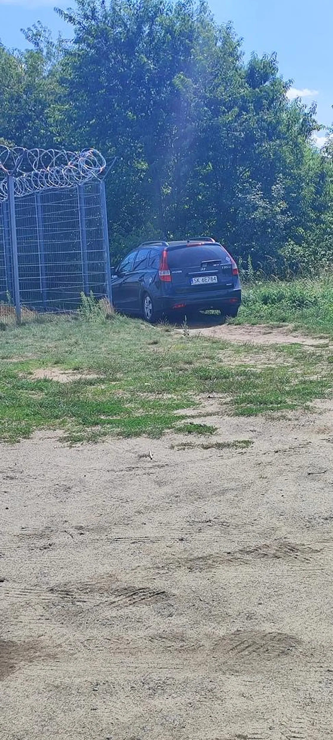 Mistrz parkowania na ścieżce dojazdowej, ciężko ruszyć 4 litery