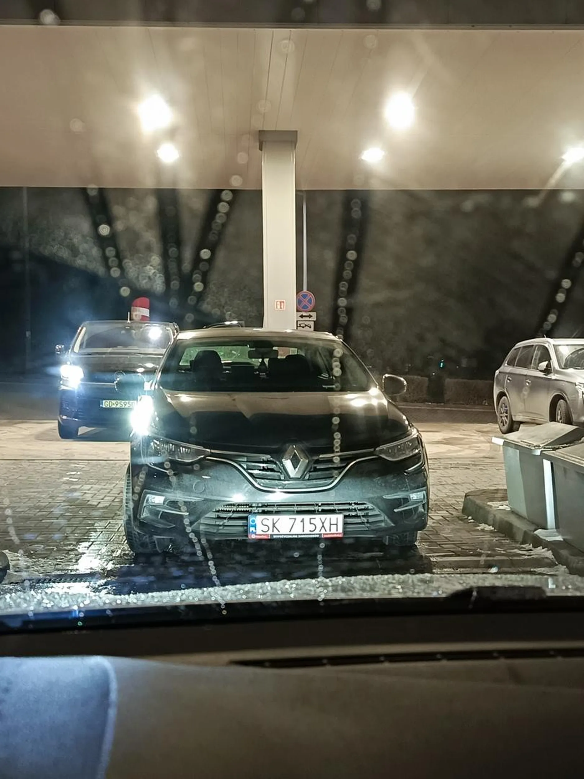 Kretyn zaparkował na wyjeździe z myjni automatycznej