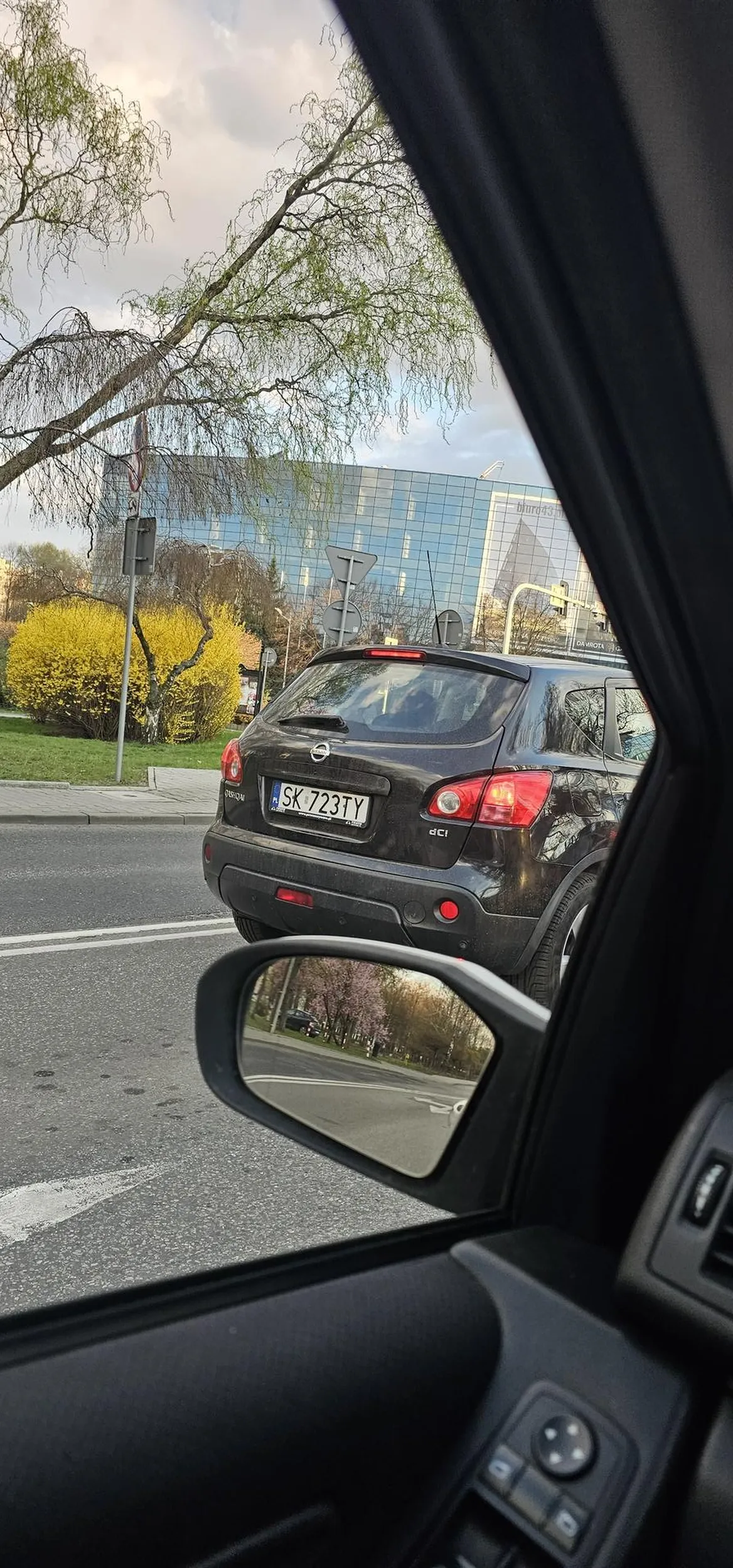 Pani z dzieckim jezdzi jak na rajduwce, zajeżdża drogę, niebiezpieczny kierowca