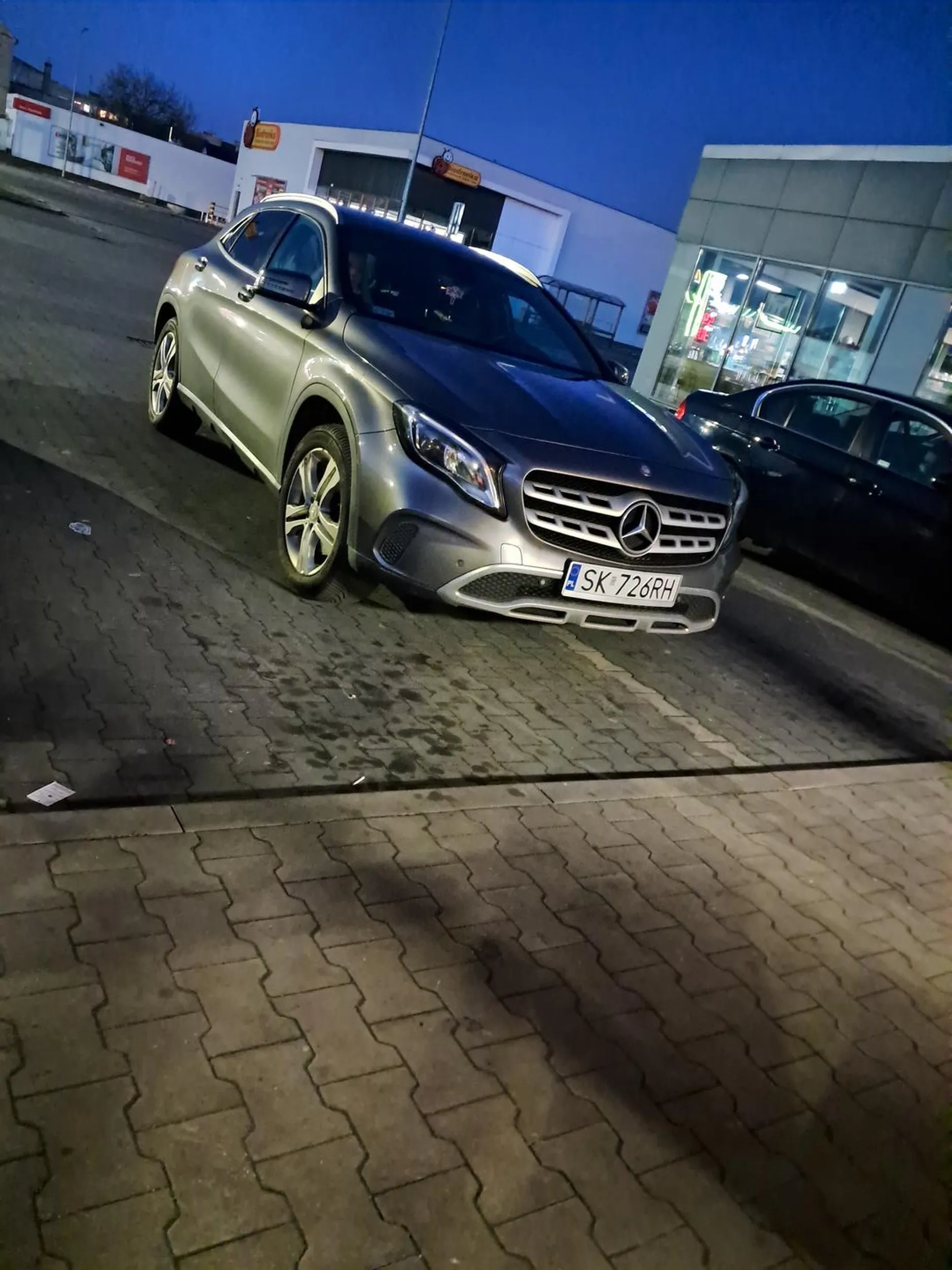 Pvsta blondi pewnie z drugą pvsta blondi córeczką, zaparkowała jak paniusia bo mysli, że ma suva od męża sponsora to jej wszystko wolno, oczywiście musiałem, gdzie indziej zaparkować z tego powodu.