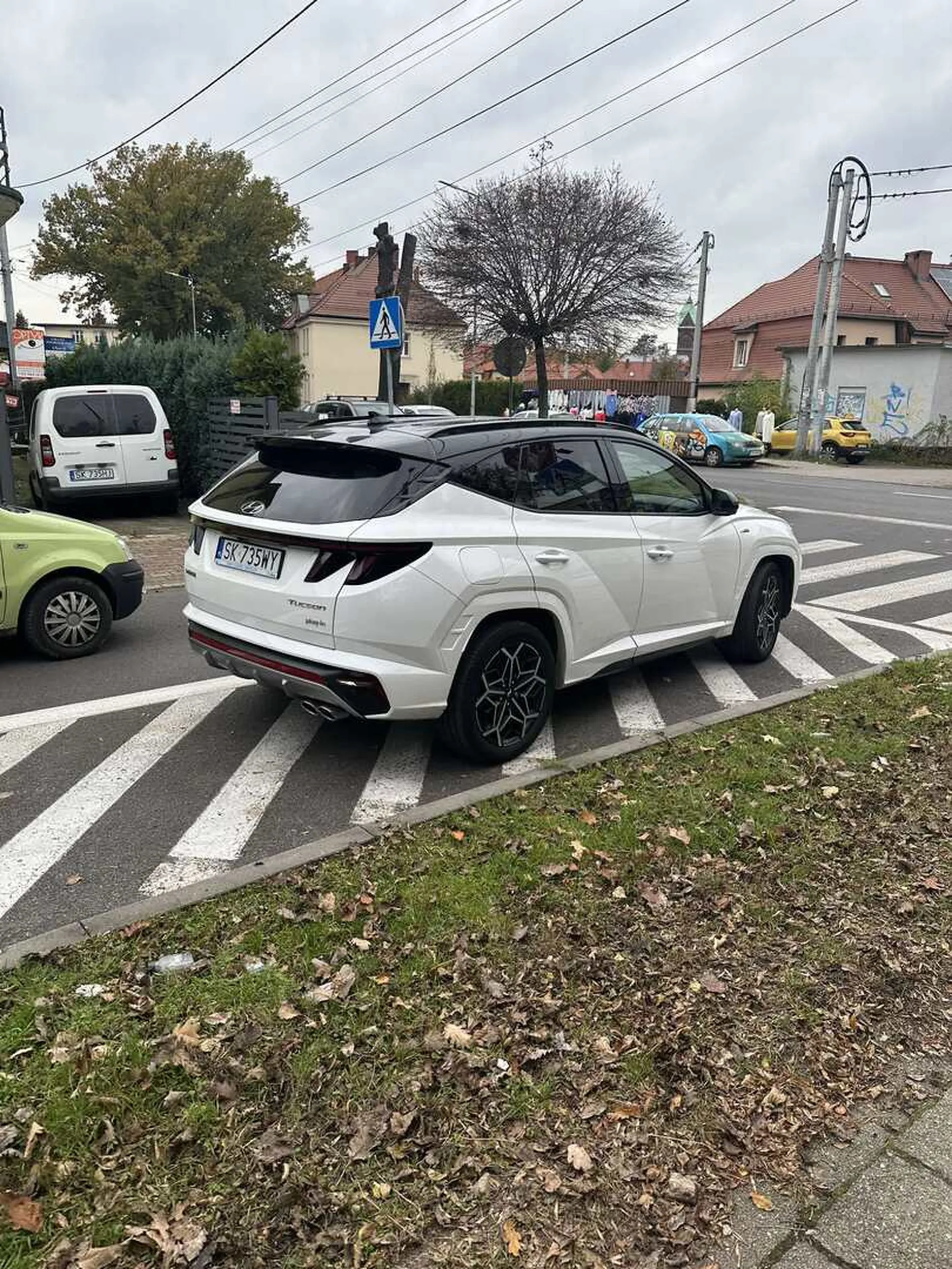 Elegancko zaparkowane na obszarze wyłączonym z ruchu tuż przed przejściem gdzie dookoła z 50 miejsc parkingowych normalnych