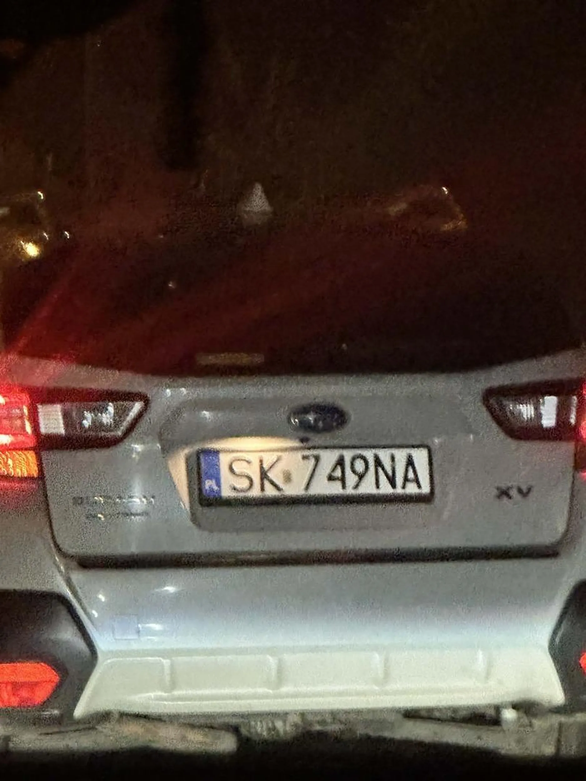 Jezdzi jak upośledzona małpa pod prąd