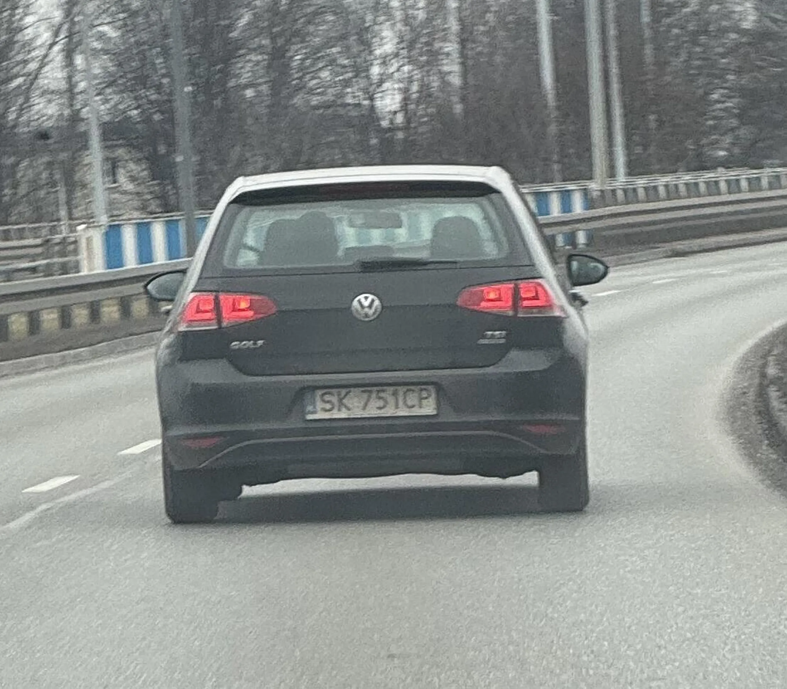 Śmieciarz-kukułczak. Facet podjechał pod nie swój blok na Brynowie, wywalił dużą ilość śmieci z auta do kubłów, po czym odjechał w swoją stronę.