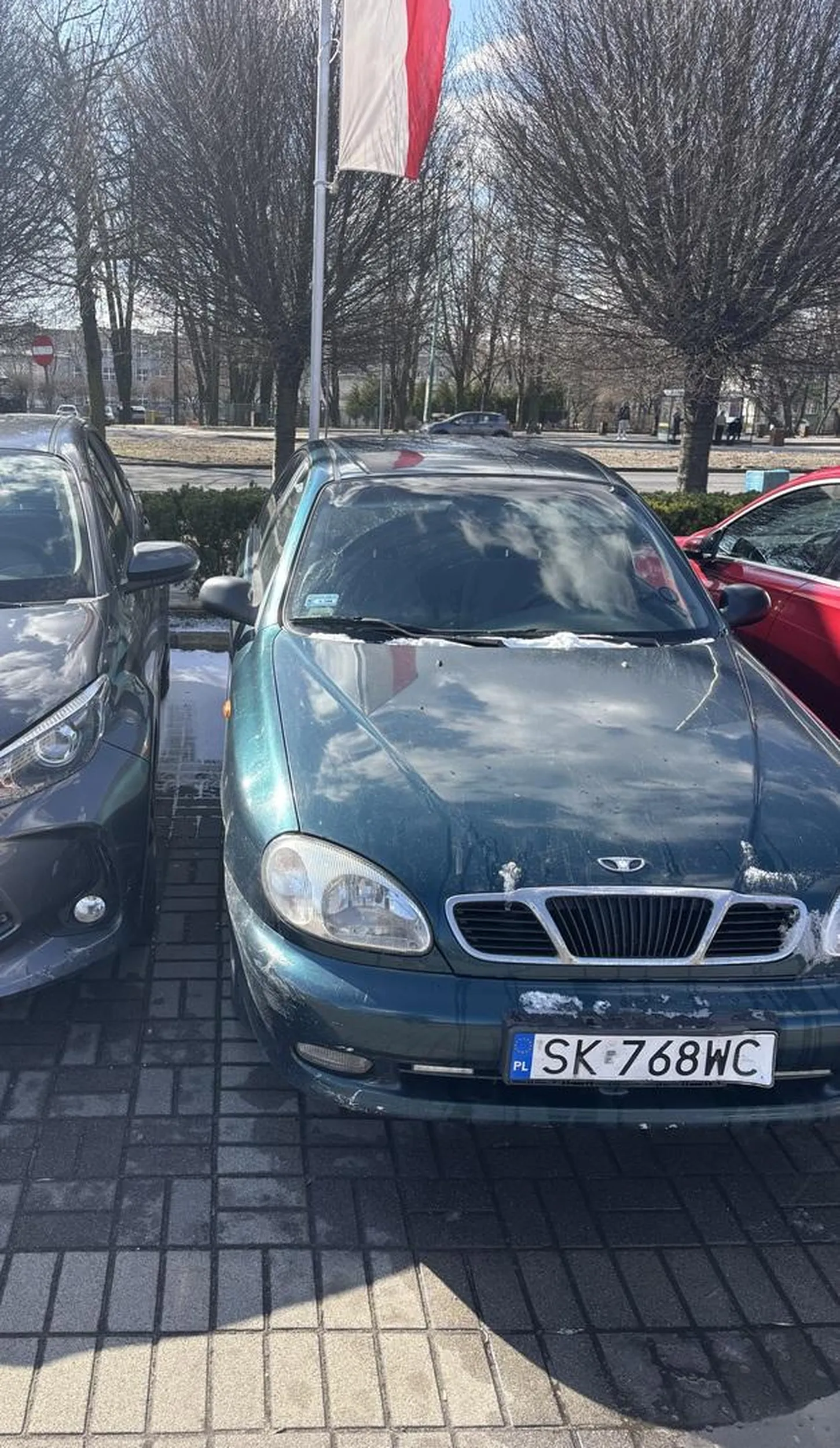 Medal za parkowanie, idealnie tak żeby żaden z kierowców obok nie mógł wsiąść.